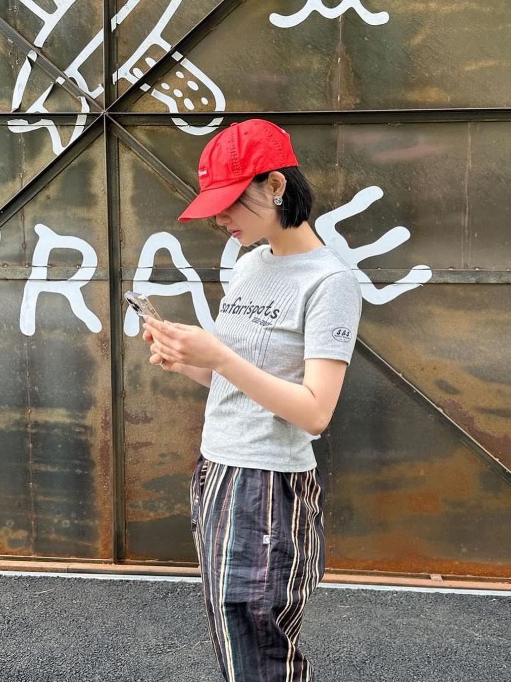 Safarispot Women 1/2 Safarispots Magazine Tee Gray 착용 스타일 - 3