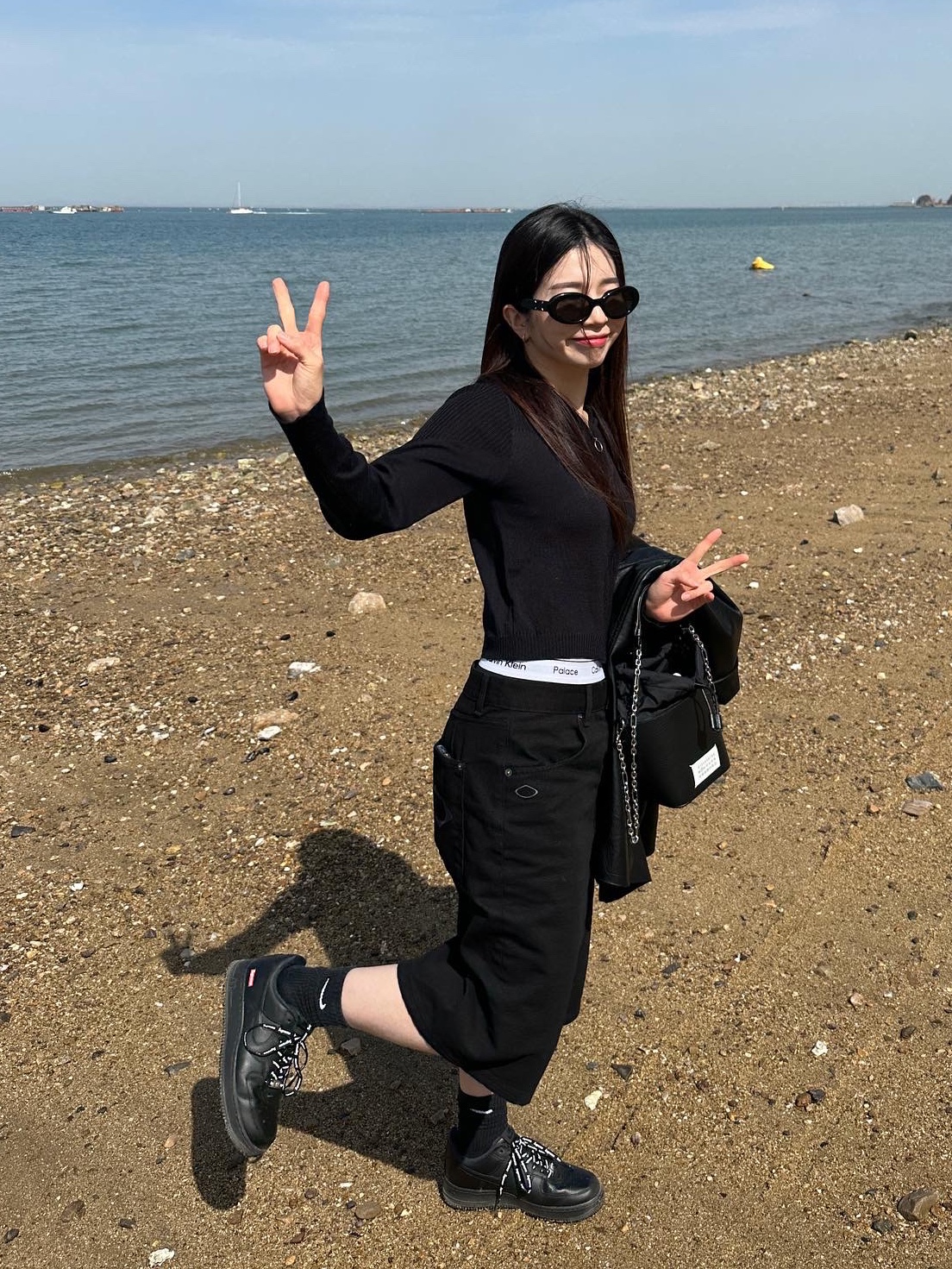 (W) Mischief Rhombus Knitted Hoodie Black, (W) Mischief Bermuda Pants Black 착용 스타일 - 1