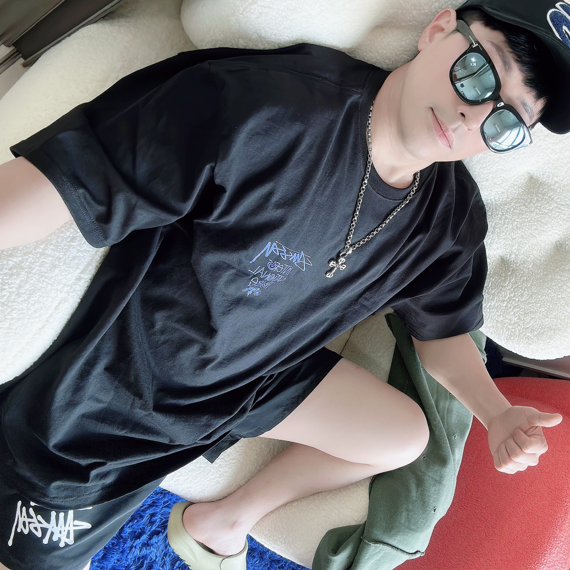 Adidas Yeezy Slide Resin 2022, Stussy Tribe Stack T-Shirt Black 착용 스타일 - 3