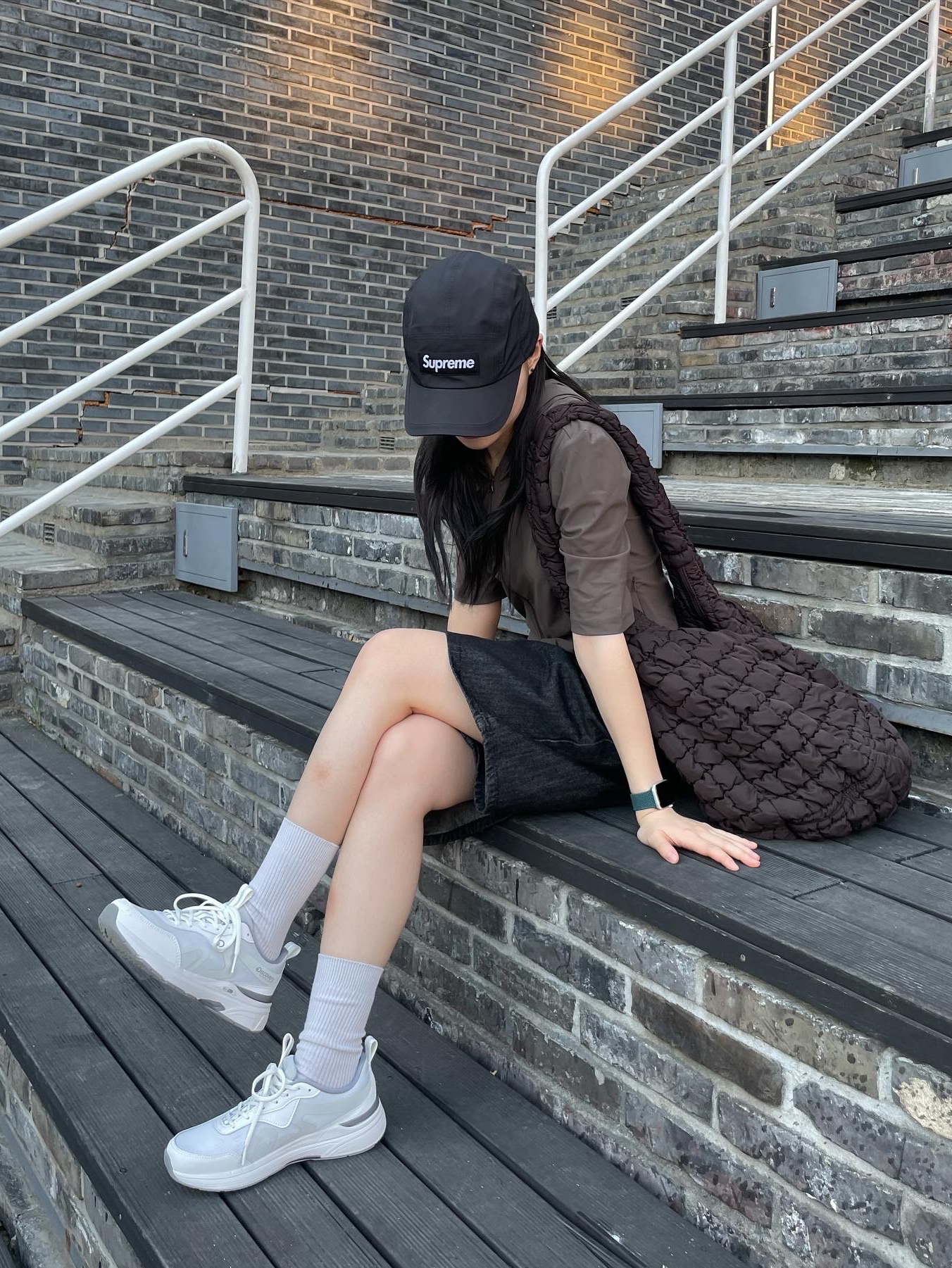 Supreme Gore-Tex Camp Cap Black - 22FW, COS Quilted Oversized Shoulder Bag Brown 착용 스타일 - 4
