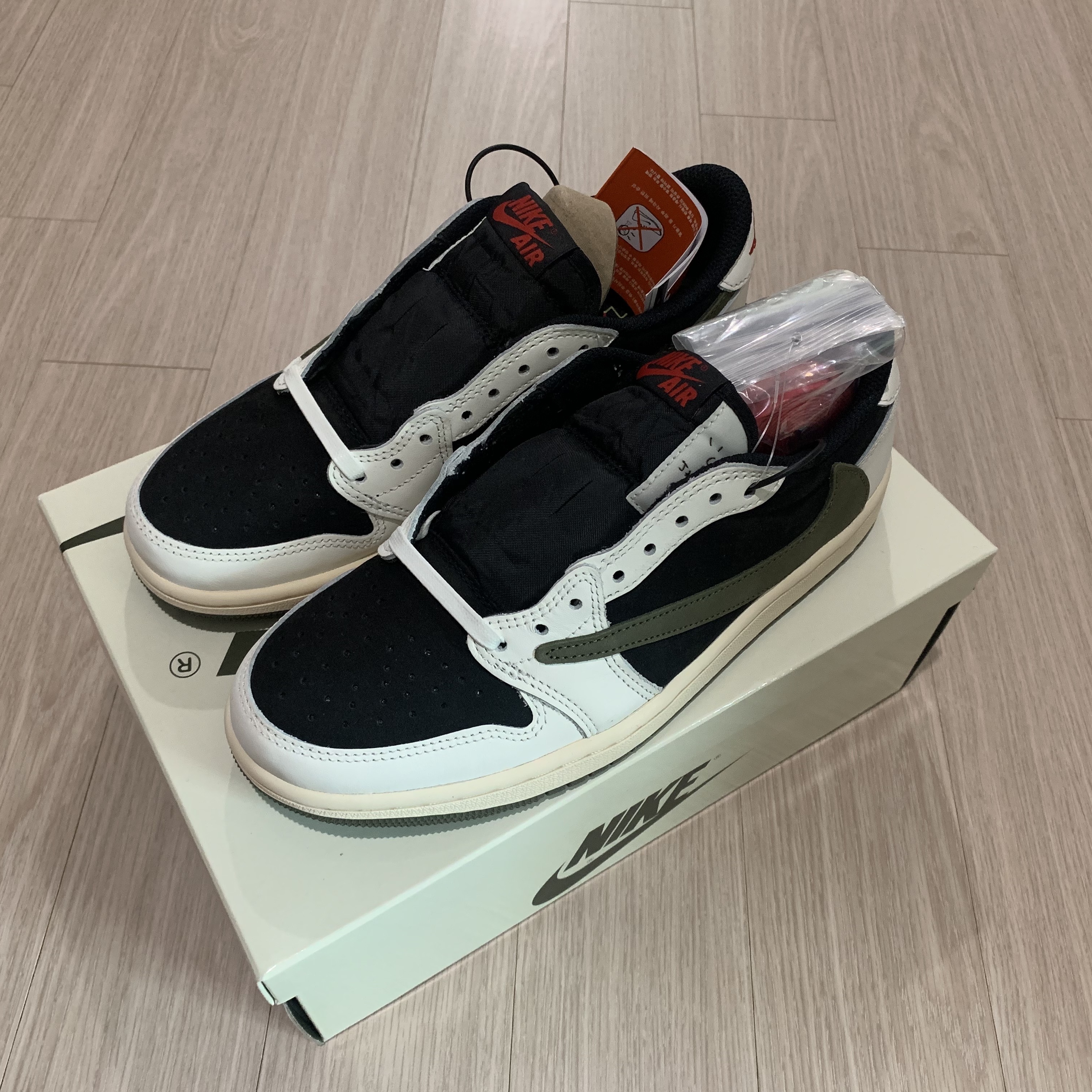 (W) Jordan 1 x Travis Scott Retro Low OG SP Medium Olive 착용 스타일 - 1