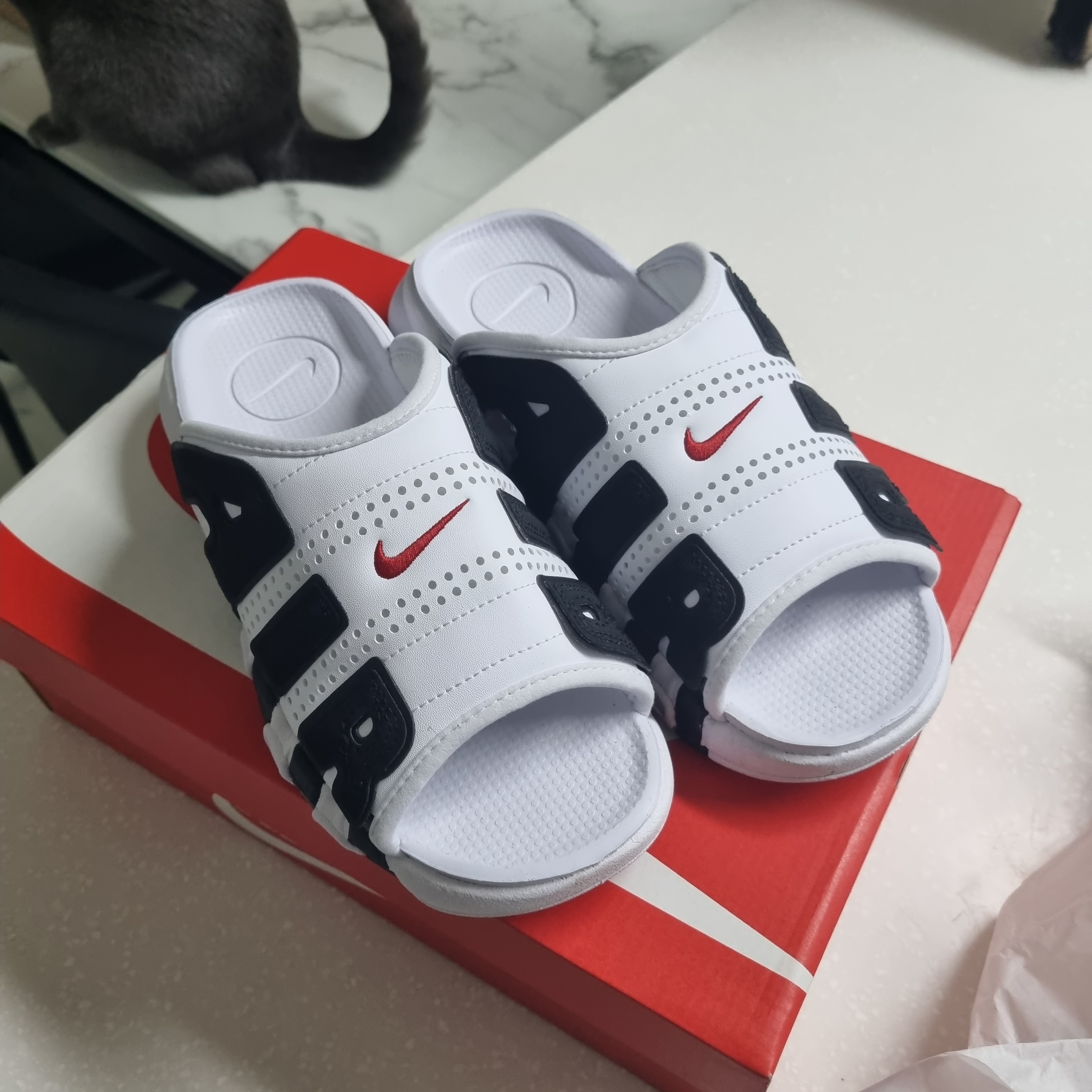 Nike Air More Uptempo Slide White Black 착용 스타일 - 4