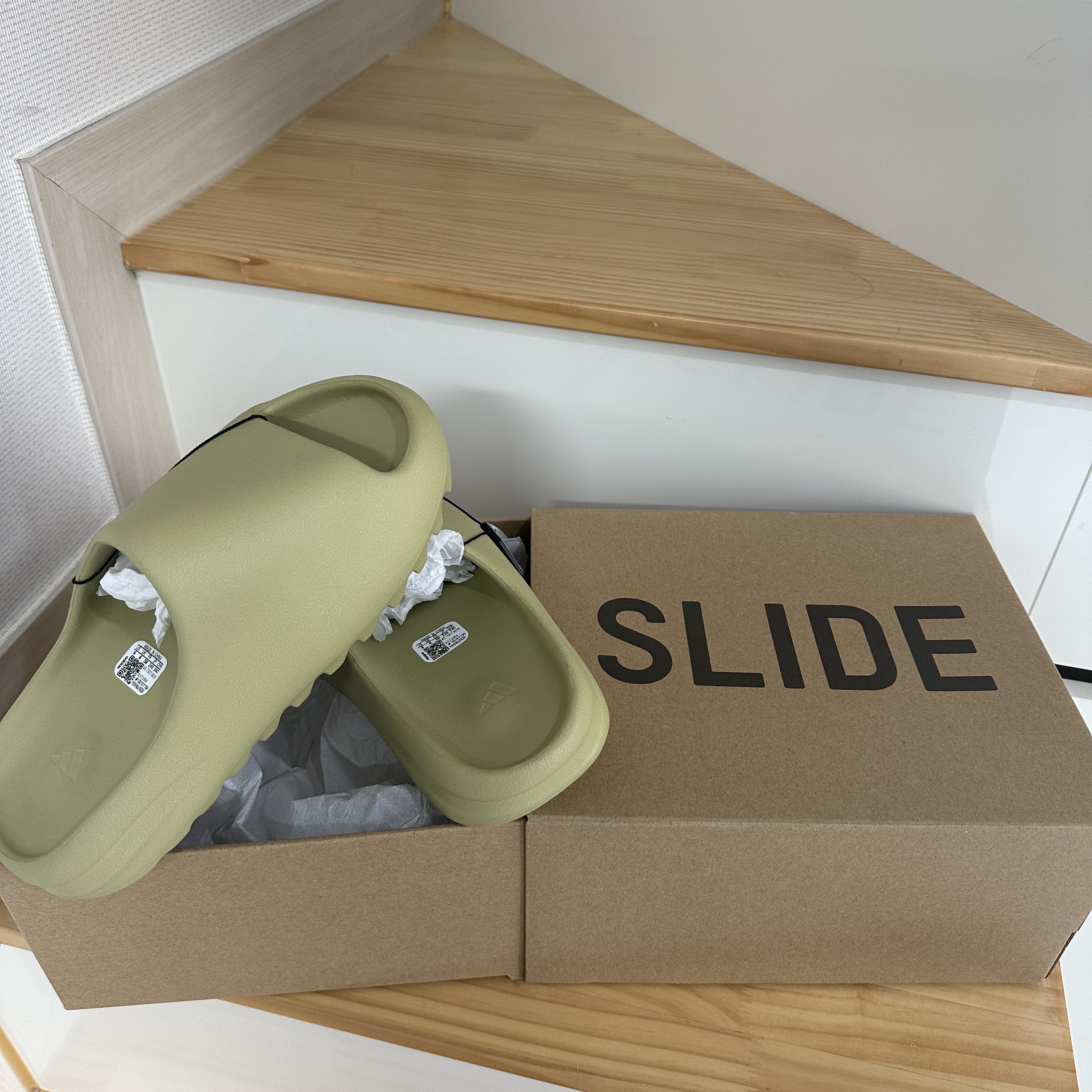 Adidas Yeezy Slide Resin 2022, Stussy Tribe Stack T-Shirt Black 착용 스타일 - 4