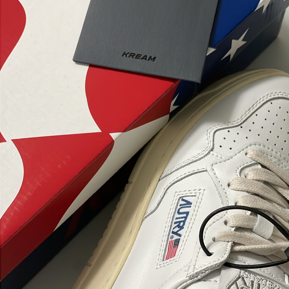(W) Autry Medalist Low Leather Sneakers White Black 착용 스타일
