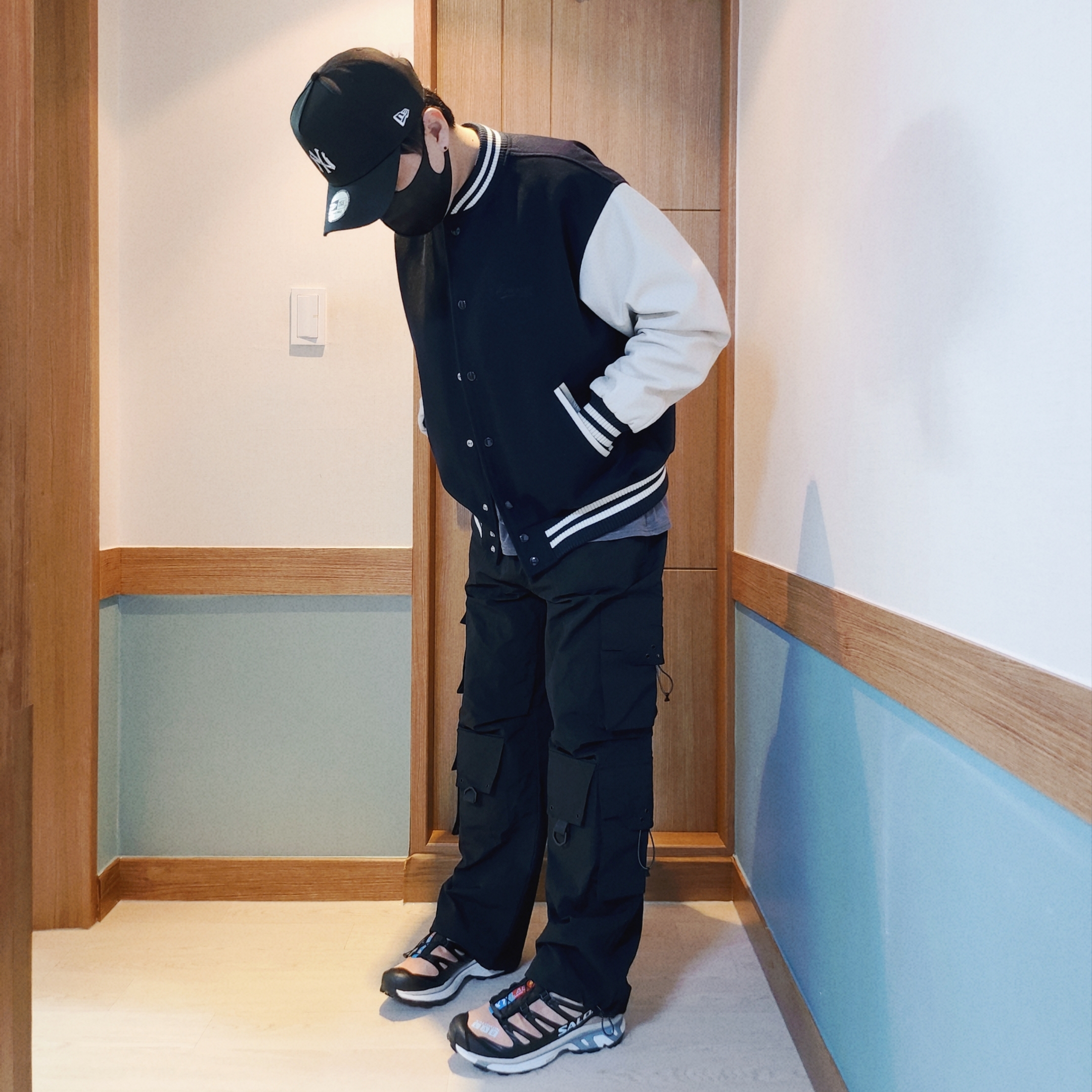 살로몬 XT-4 토바코 브라운 착용 스타일 - 2