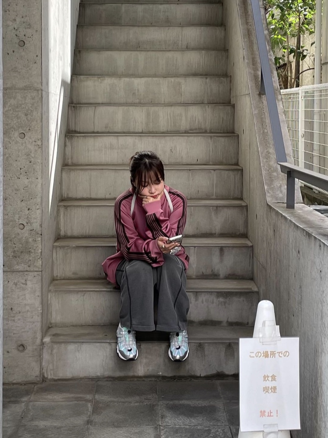 Needles Track Crewneck Poly Smooth Smoke Pink 착용 스타일 - 2