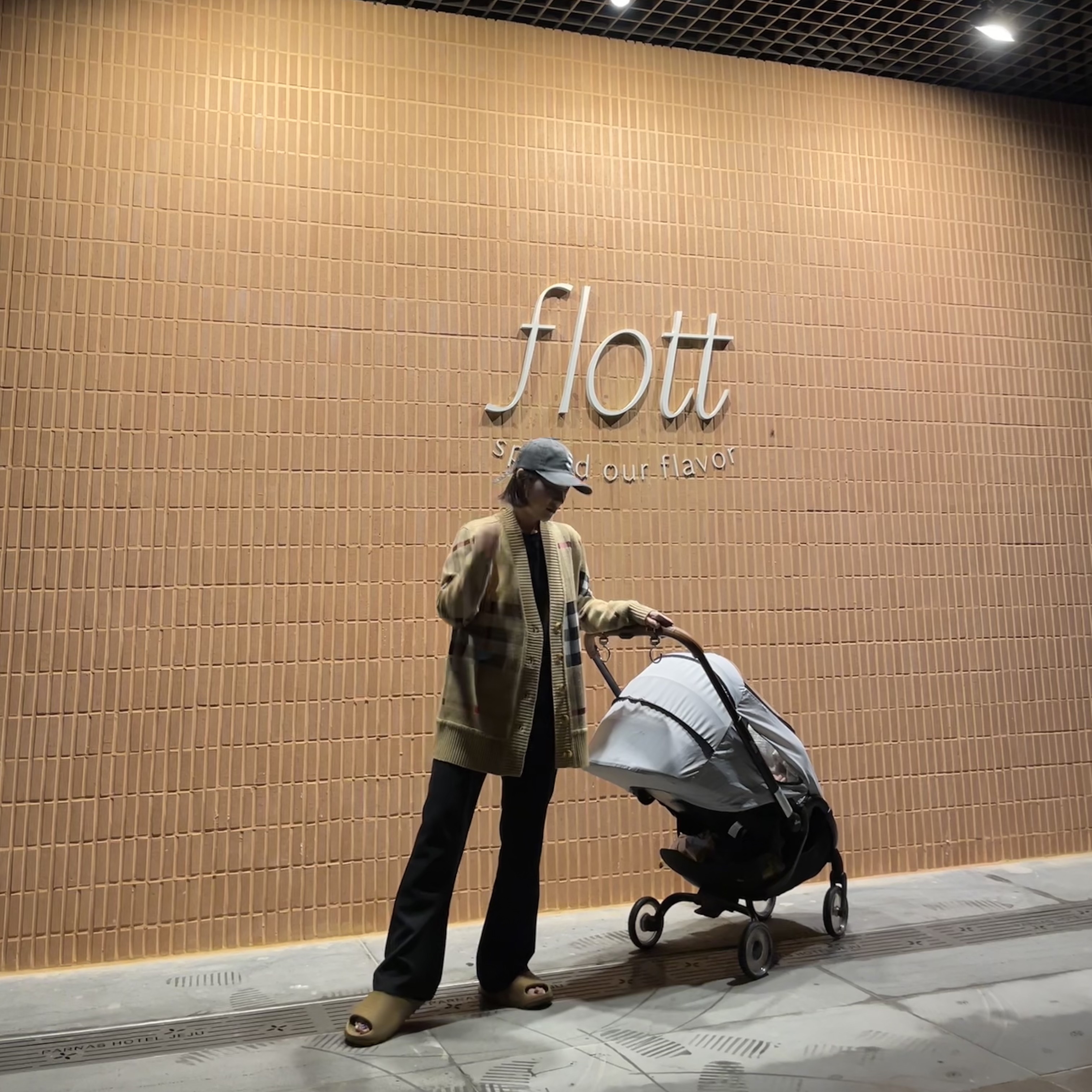Adidas Yeezy Slide Ochre, (W) Burberry Check Technical Wool Jacquard Cardigan Archive Beige 착용 스타일