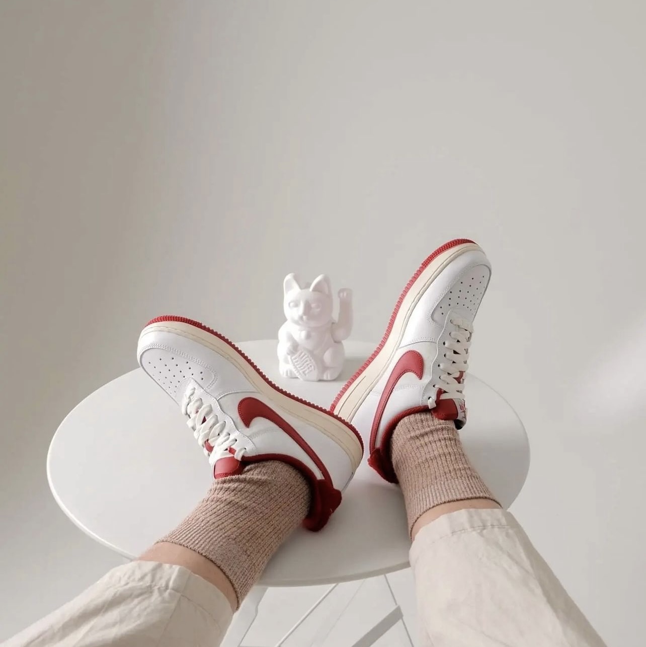 Nike Air Force 1 '07 LV8 Varsity White Gym Red 착용 스타일