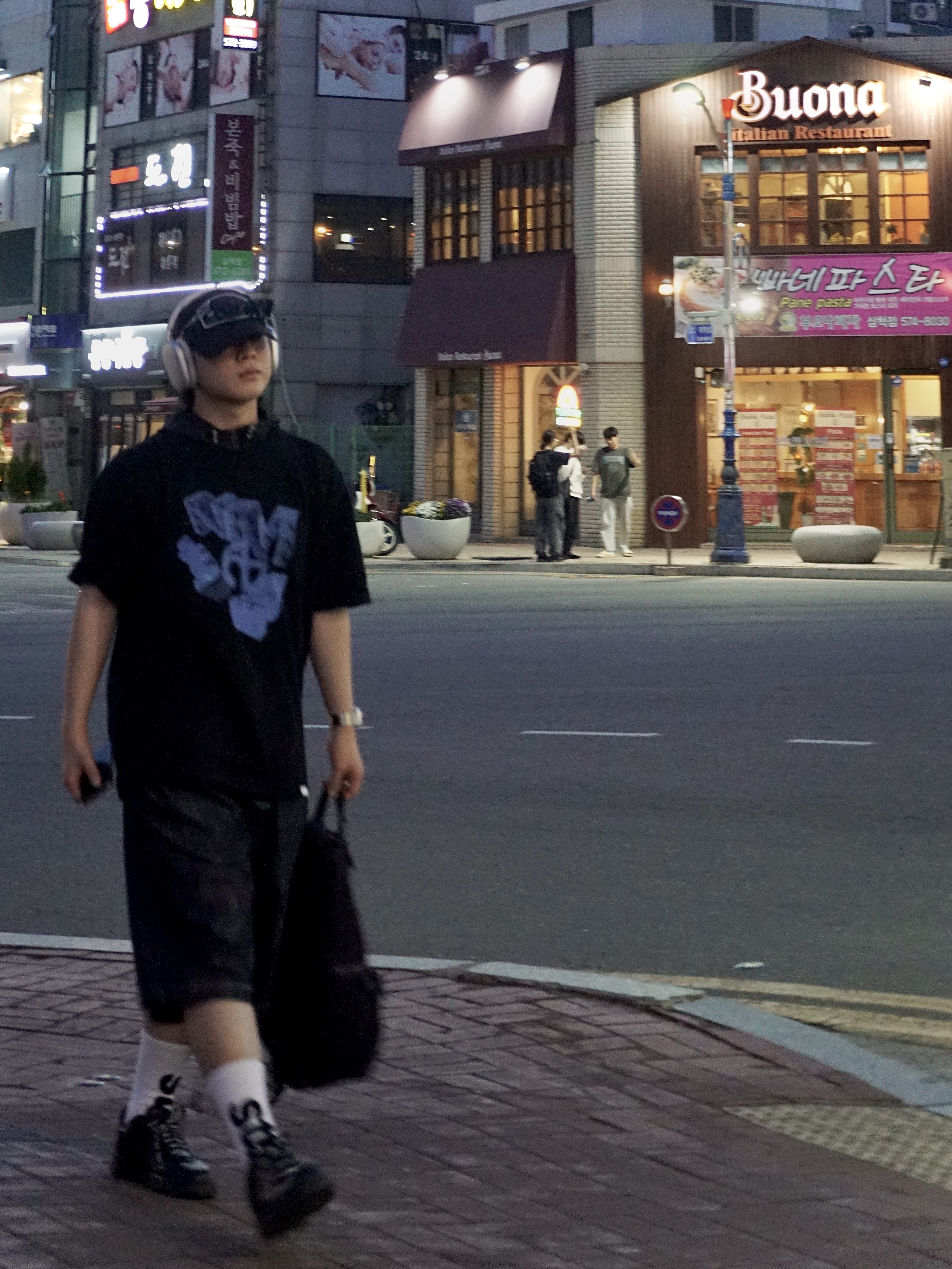 스투시 빅 헬베티카 크루 삭스 화이트 블랙, 애플 에어팟 맥스 라이트닝 실버 (국내 정식 발매 제품) 착용 스타일 - 5