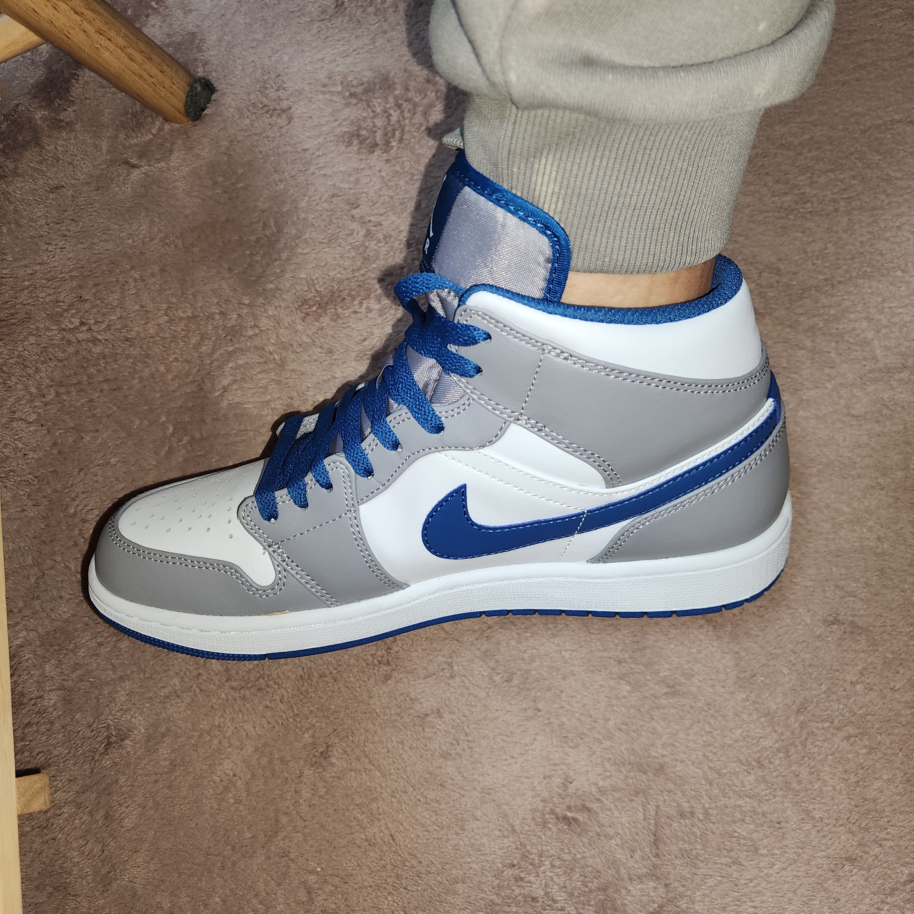 Jordan 1 Mid Cement Grey True Blue 착용 스타일