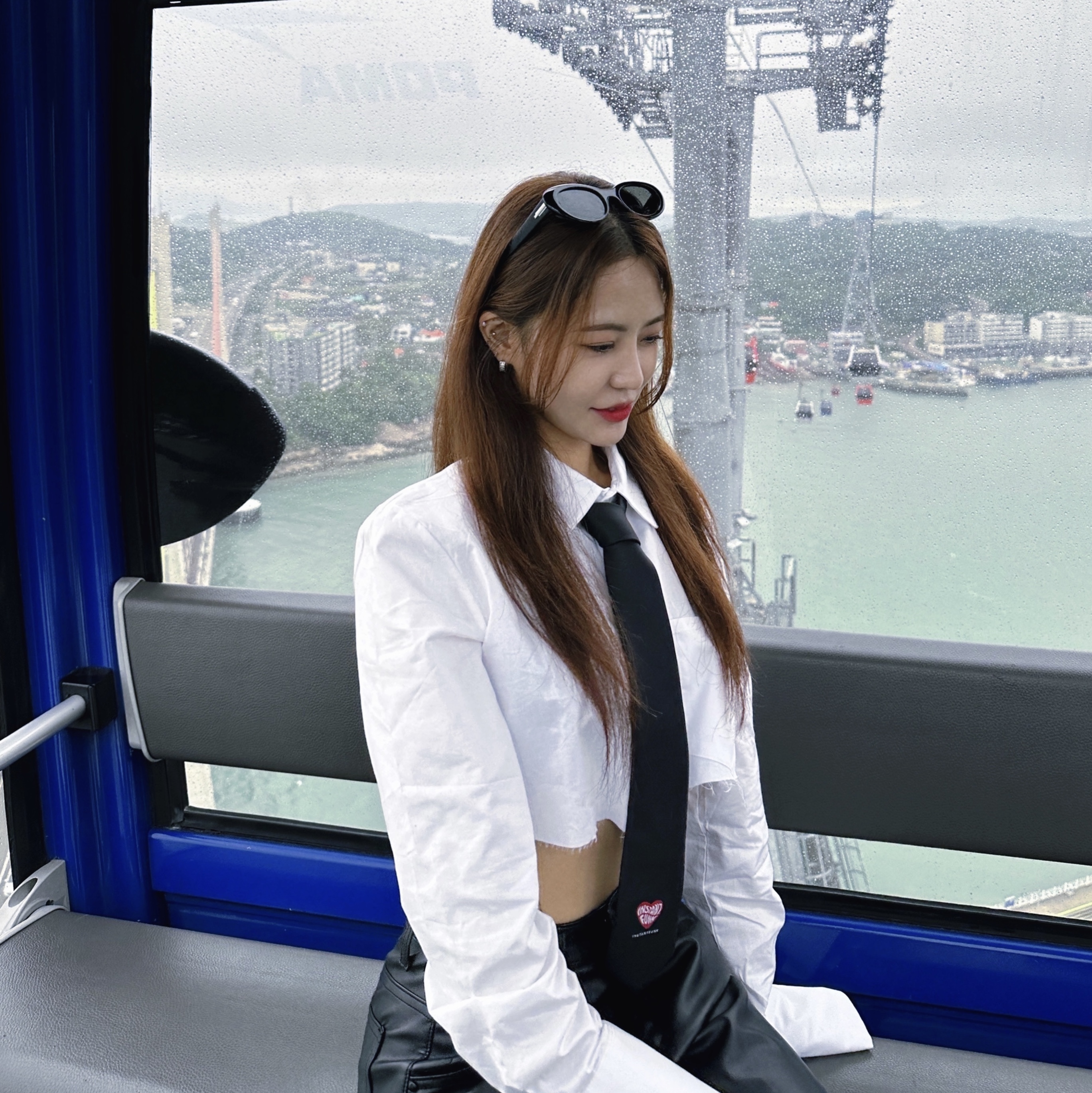 젠틀 몬스터 르 01 블랙, 디젤 1DR 미니백 인 미러드 레더 실버 착용 스타일 - 4