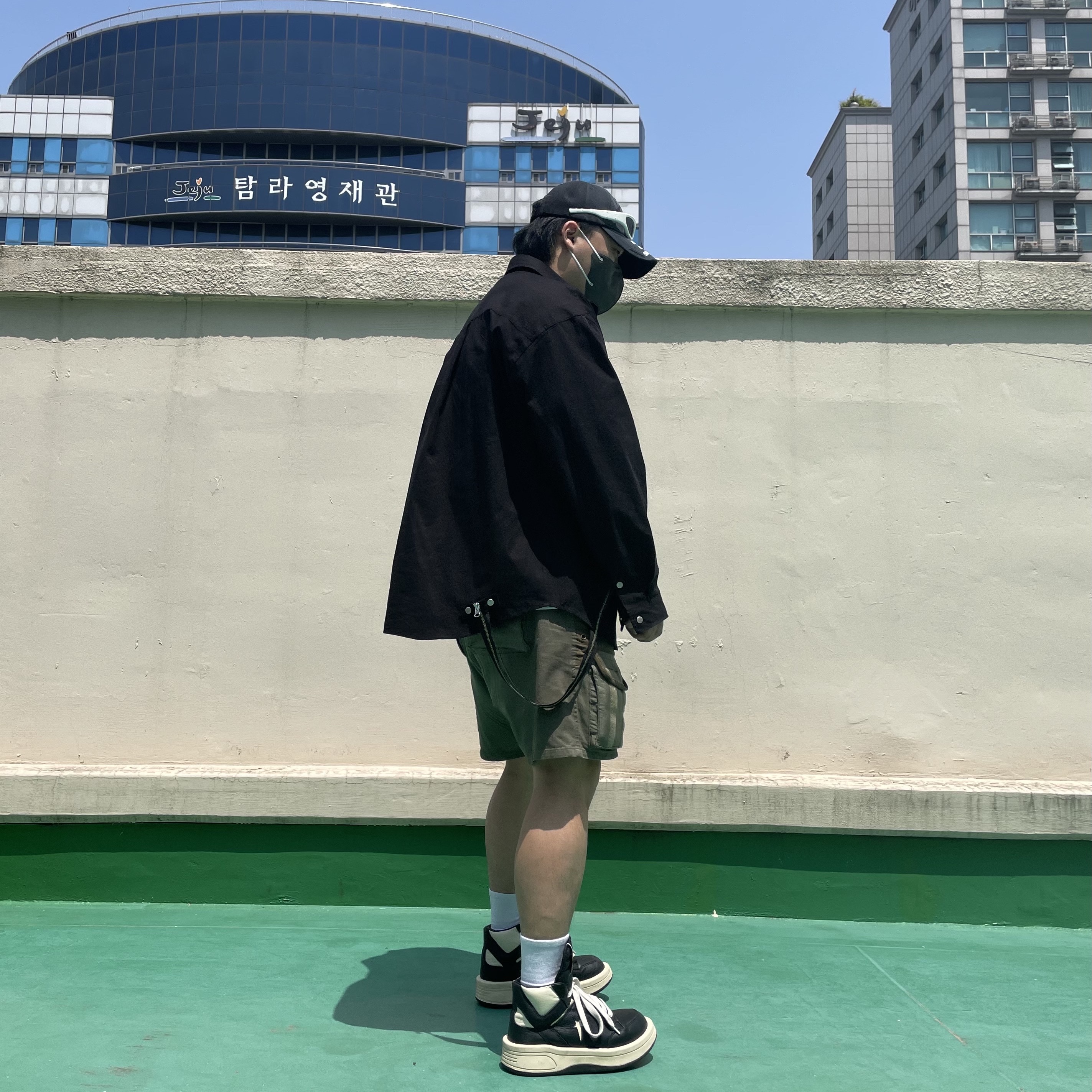 젠틀 몬스터 x 메종 마르지엘라 MM003 화이트 블랙, 컨버스 x 다크쉐도우 터보웨폰 블랙 크림 착용 스타일 - 3