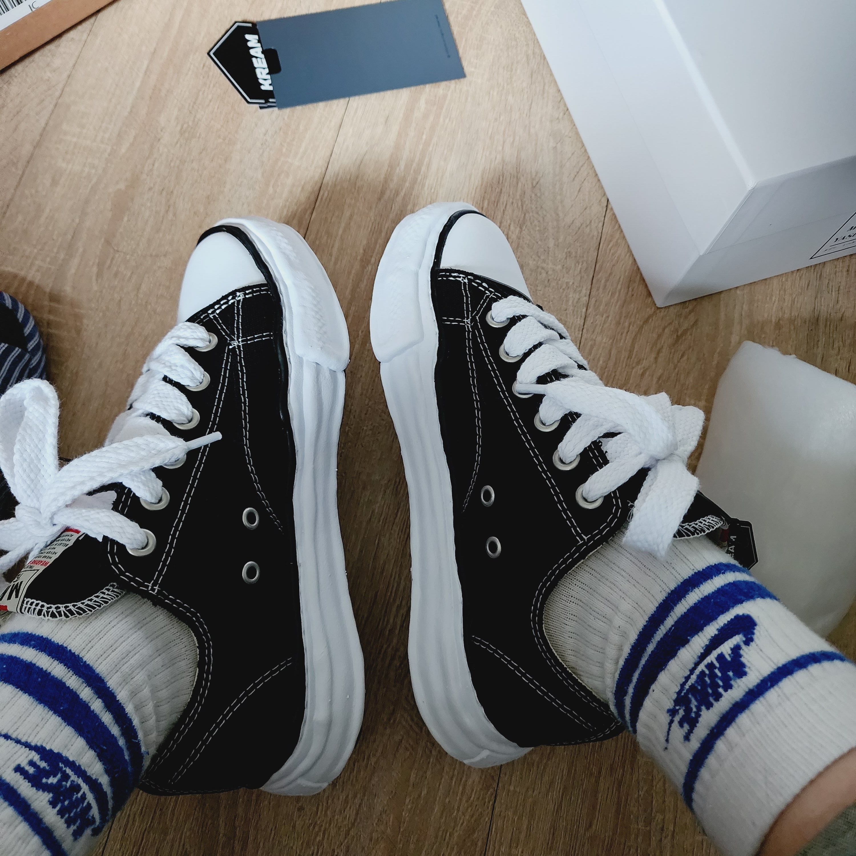 Maison Mihara Yasuhiro Peterson OG Sole Canvas Low Sneakers Black 착용 스타일 - 5