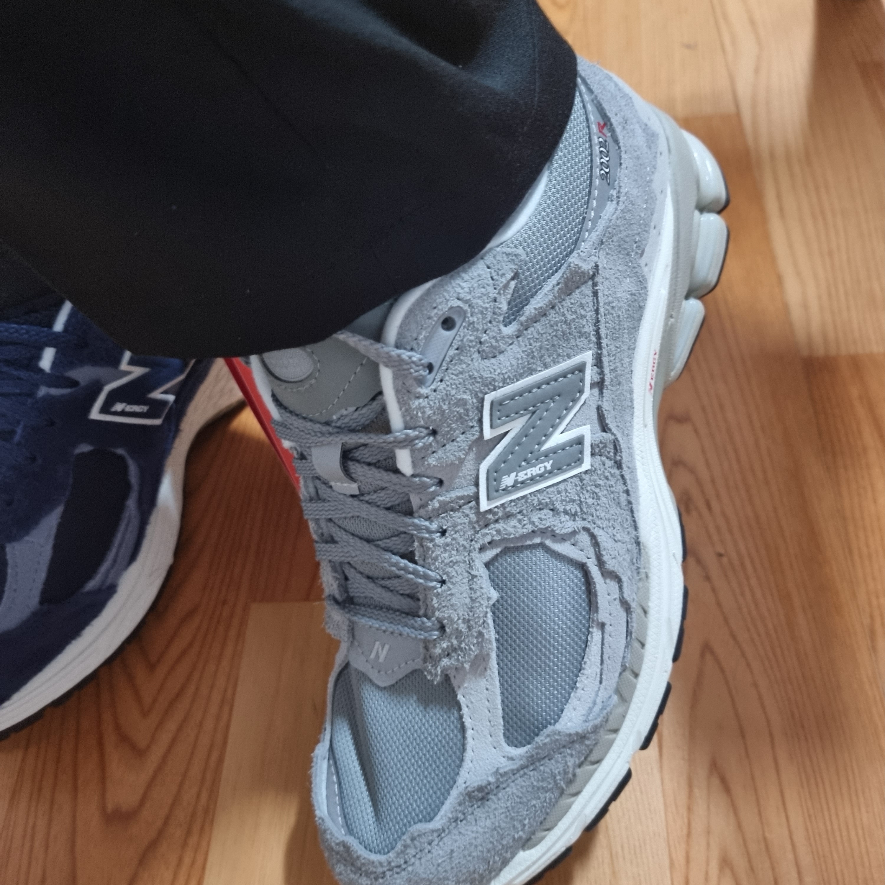 New Balance 2002R Protection Pack Navy, New Balance 2002R Protection Pack Grey 착용 스타일 - 5