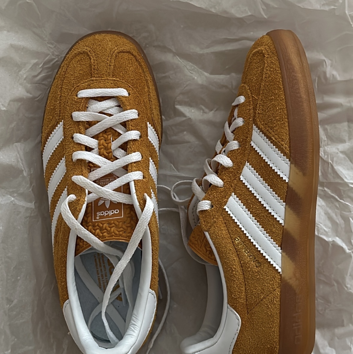 (W) Adidas Gazelle Indoor Orange Peel Cloud White 착용 스타일