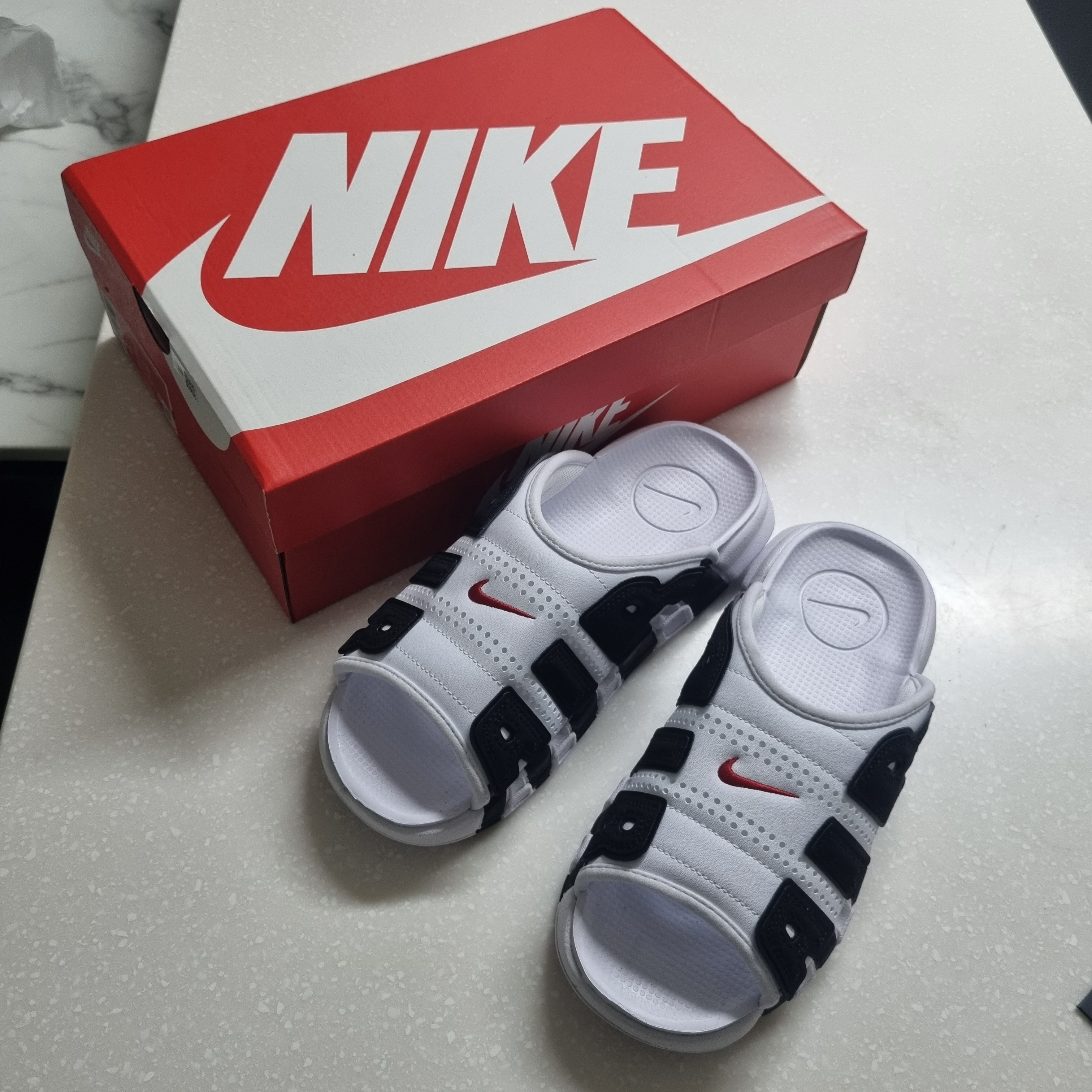 Nike Air More Uptempo Slide White Black 착용 스타일 - 1