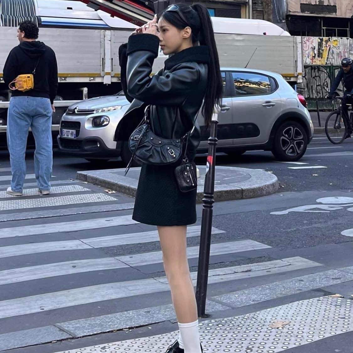 Balenciaga Arena Lambskin Le Cagole XS Shoulder Bag Black 착용 스타일