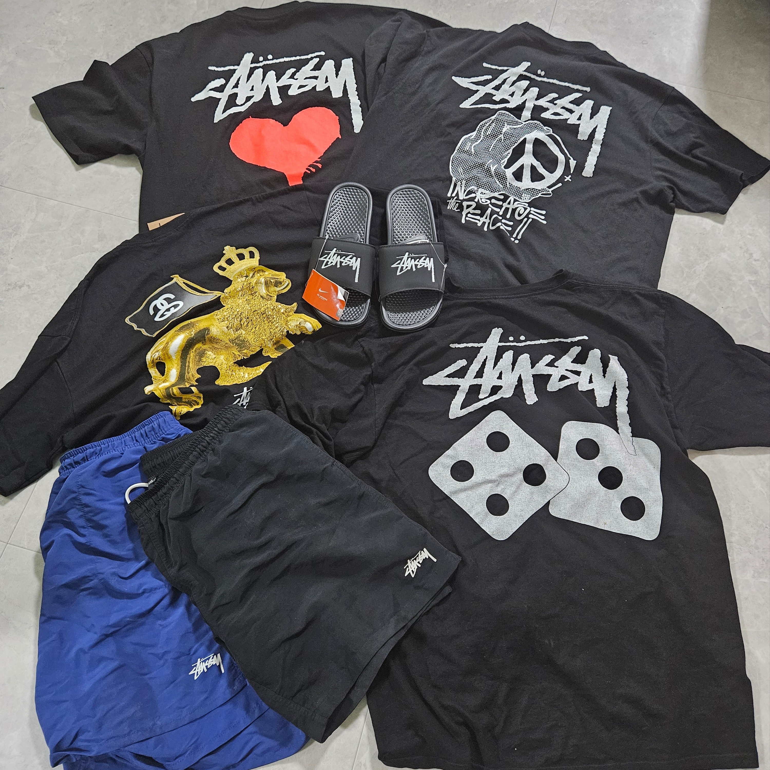 Nike x Stussy Benassi Slide Off Noir, Stussy Gold Lion T-Shirt Black 착용 스타일