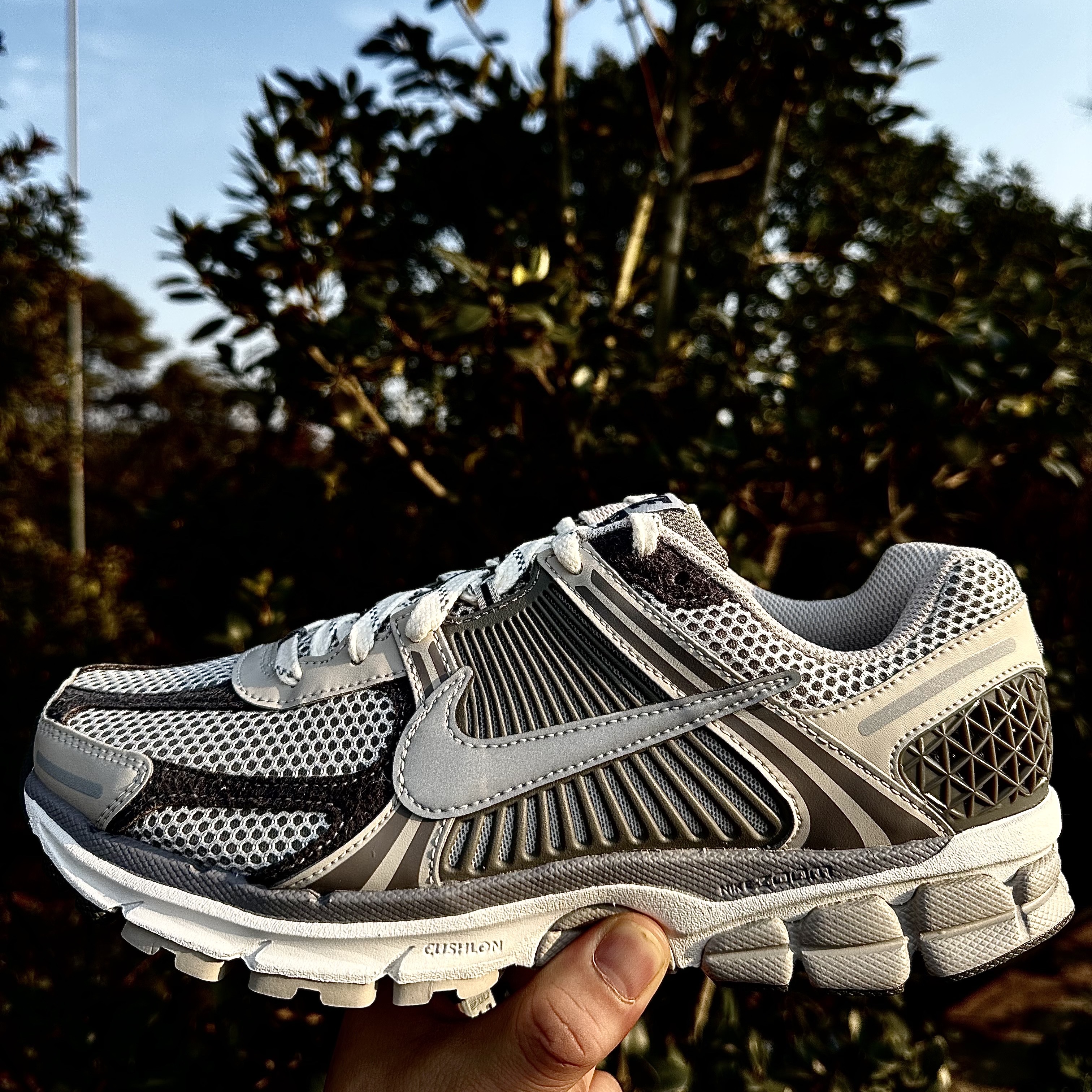 Nike Zoom Vomero 5 PRM Light Iron Ore and Flat Fewter 착용 스타일