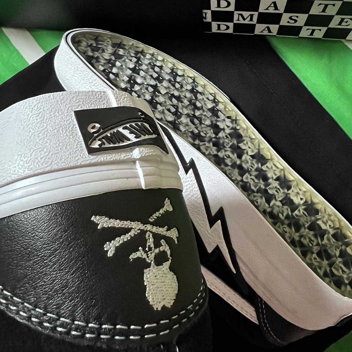 Vans Vault x Mastermind World Old Skool Bolt Black 착용 스타일 - 3