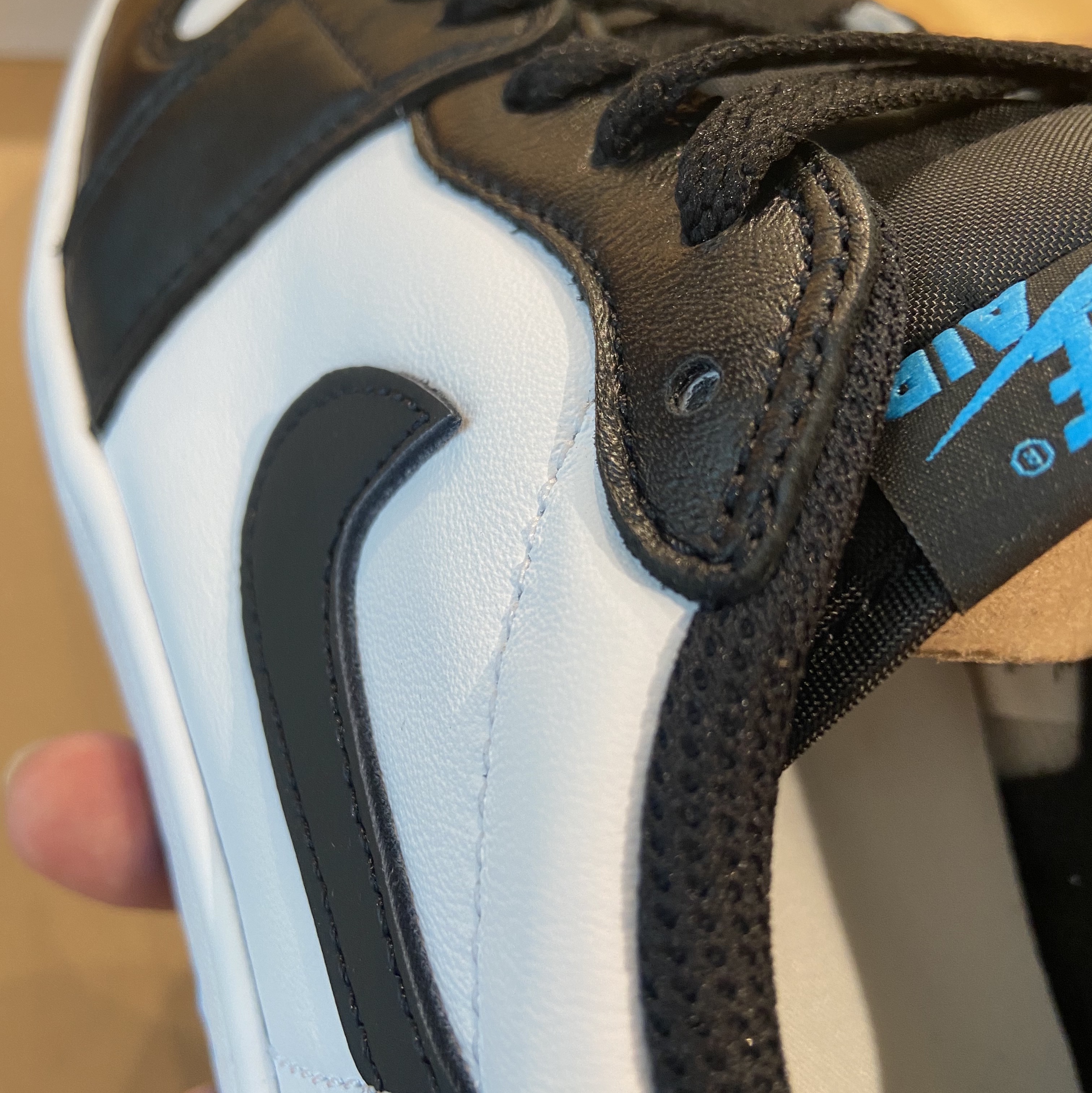 Jordan 1 Retro Low OG Black and Dark Powder Blue 착용 스타일 - 2