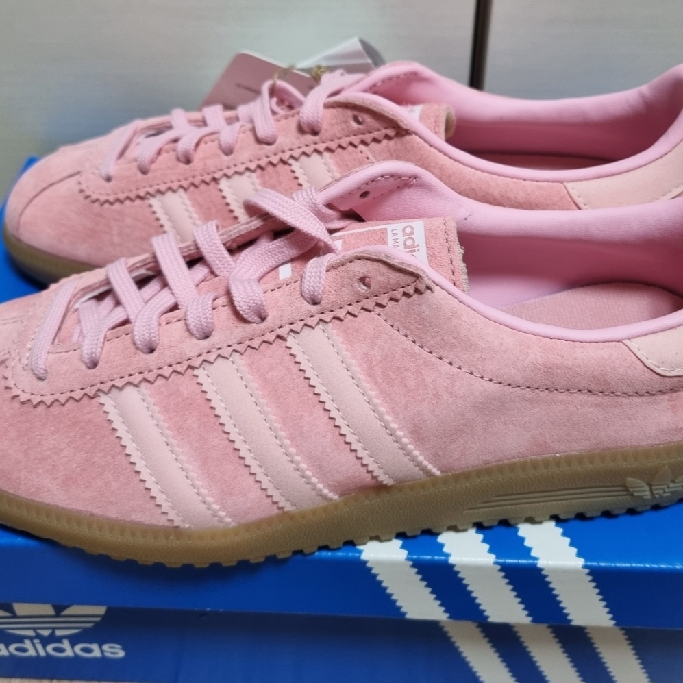 Adidas Bermuda Glow Pink 착용 스타일