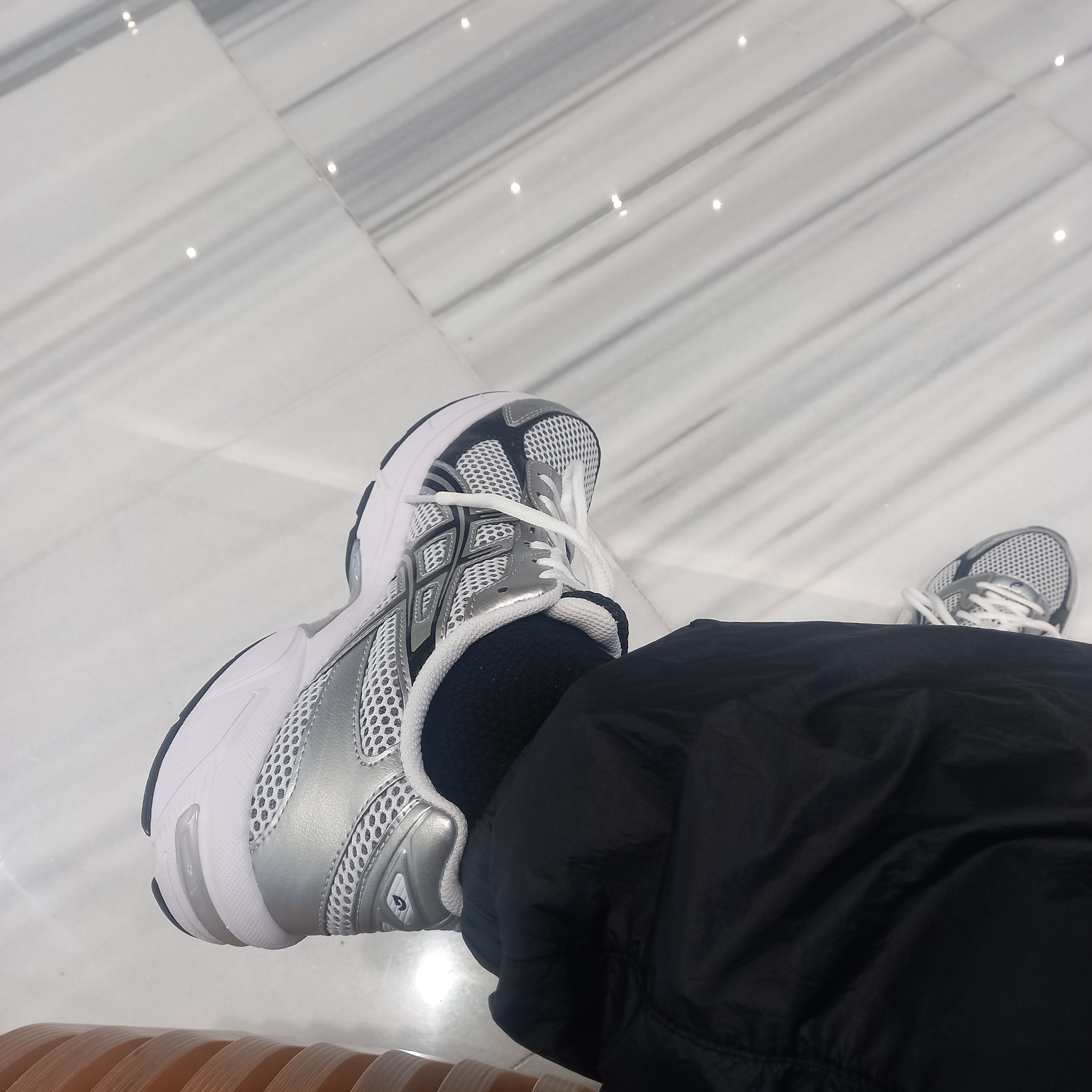 Asics Gel-1130 White Black, Stone Island 31019 Nylon Metal in Econyl Regenerated Nylon Pants Black - 23SS 착용 스타일 - 3