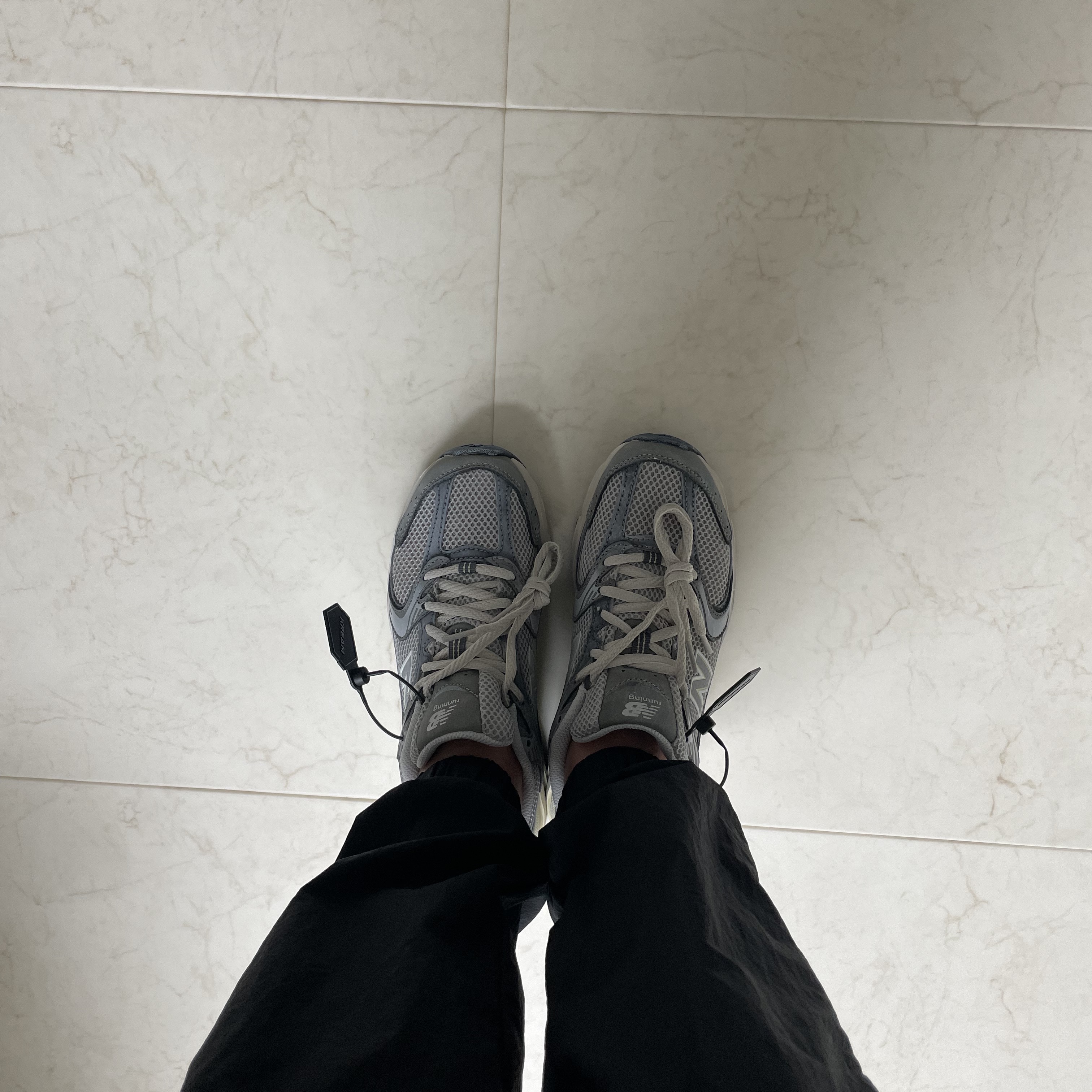 New Balance 530 Premium Vintage Grey Matter 착용 스타일