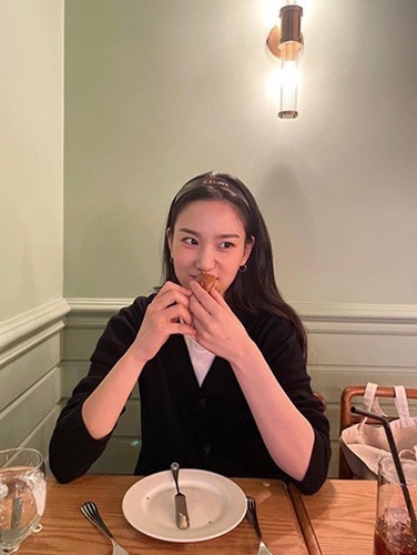 (W) 셀린느 아세테이트 모노크롬 셀린느 헤드밴드 블랙 오프 화이트 착용 스타일