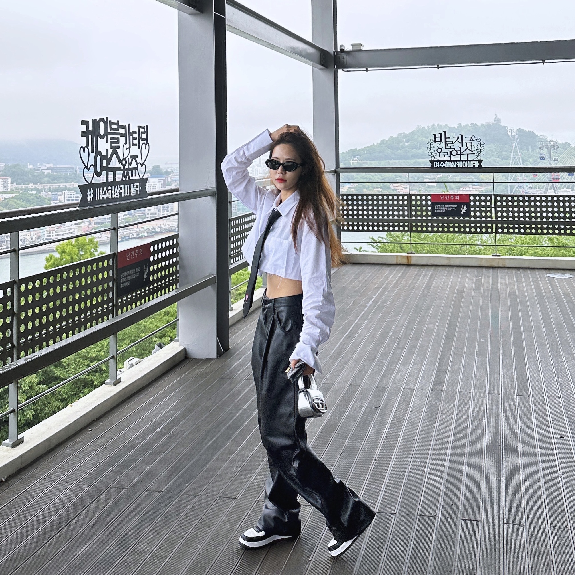 젠틀 몬스터 르 01 블랙, 디젤 1DR 미니백 인 미러드 레더 실버 착용 스타일 - 2