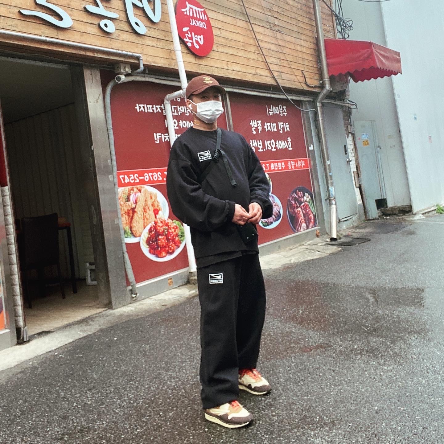 Nike x Stussy NRG Washed Fleece Crewneck Black (DO5310-010), Nike x Travis Scott Air Max 1 Cact.us Brown 착용 스타일