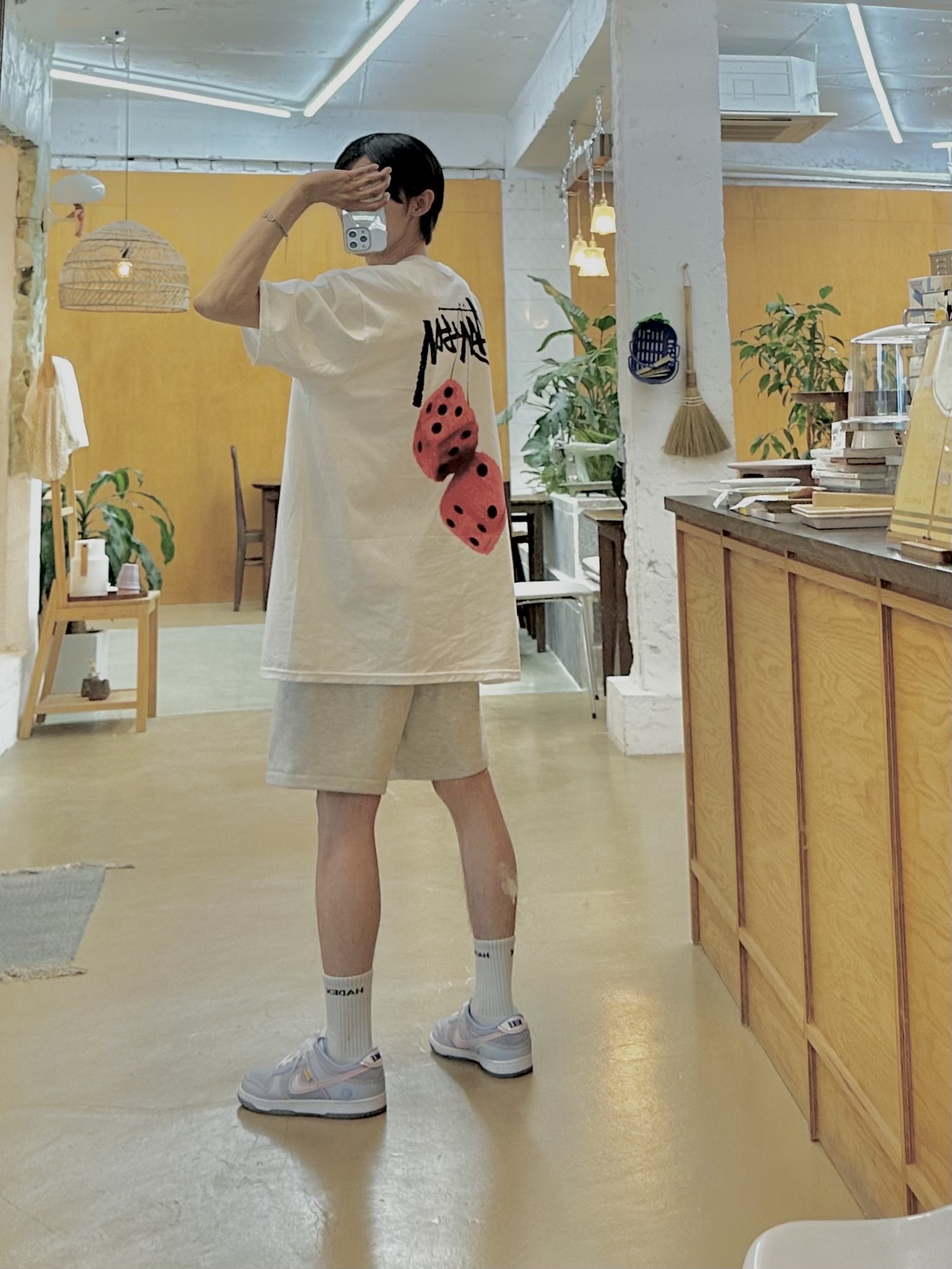 Stussy Fuzzy Dice T-Shirt White 착용 스타일 - 1