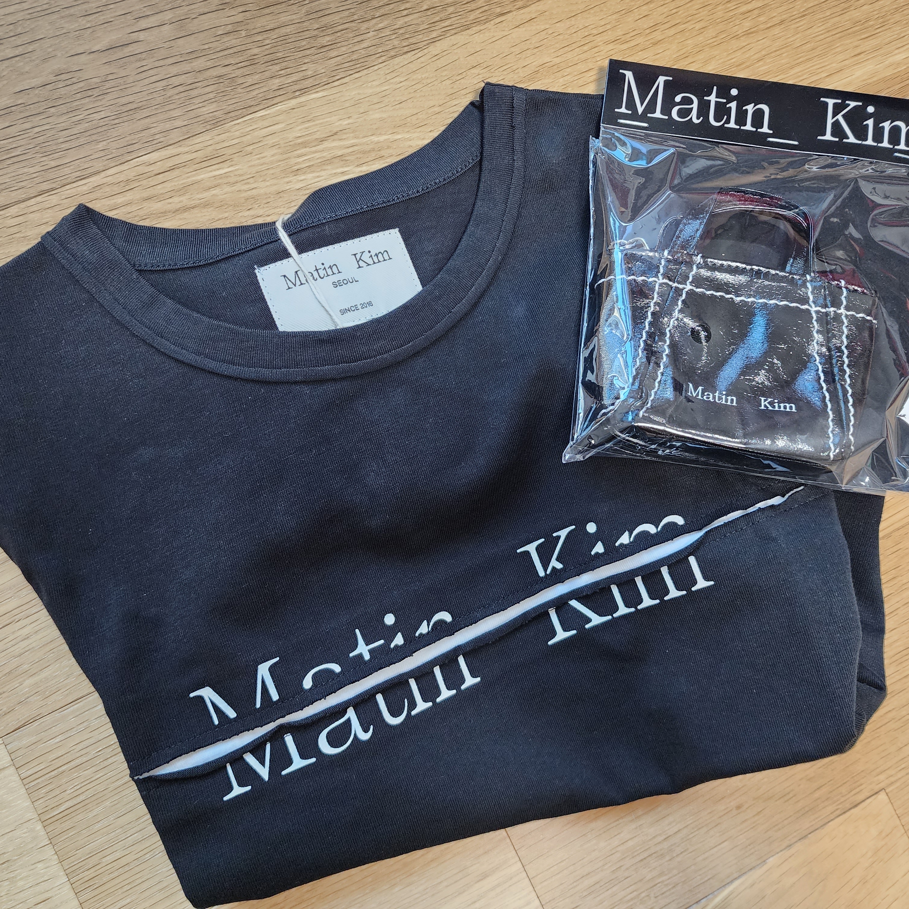 (W) Matin Kim Cutted Logo Layered Top Black 착용 스타일