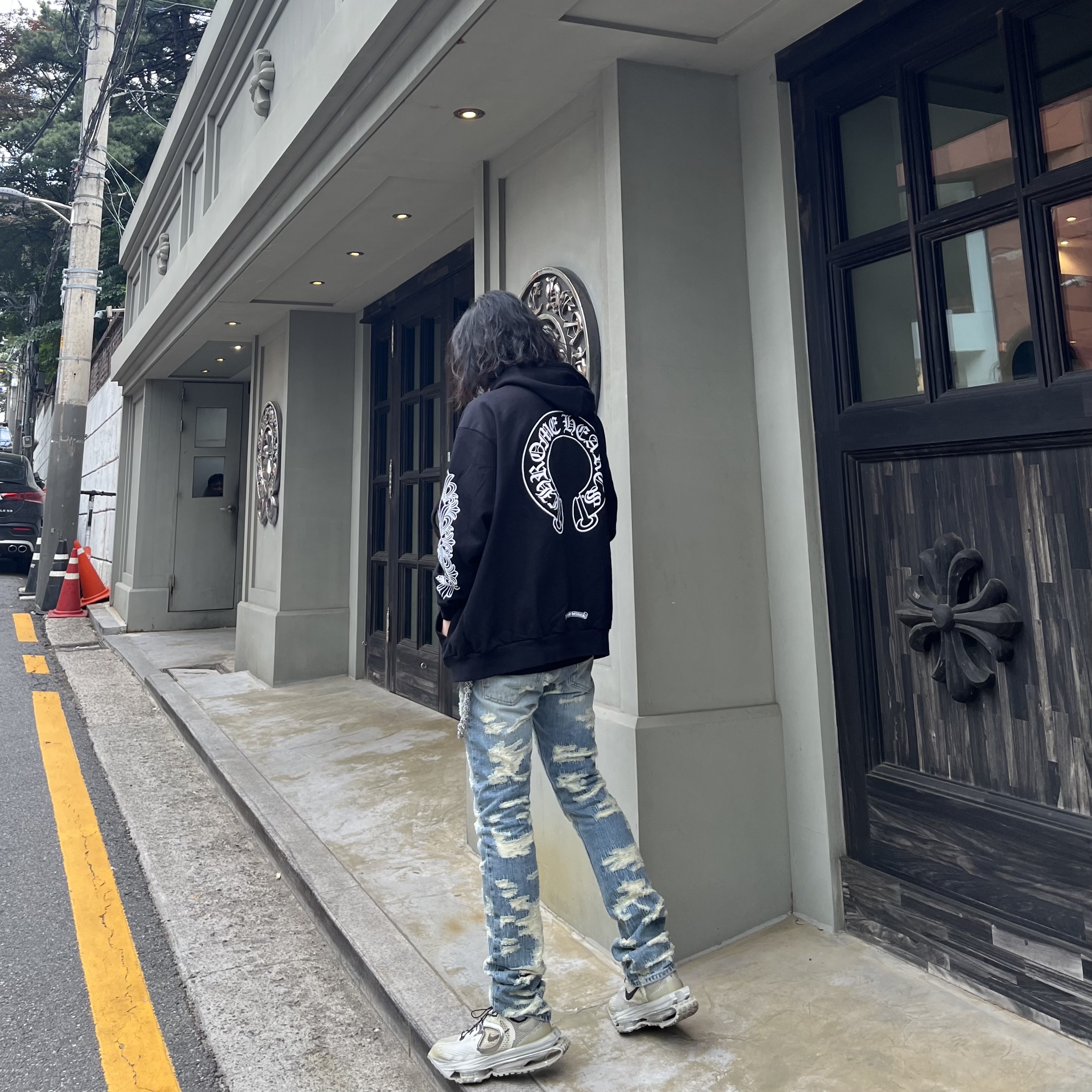 Chrome Hearts Horseshoe Floral Fleece Zip-Up Hoodie Black, Undermycar x Konic Section Vol.2 Hard Destroyed Washed Jeans - 23SS 착용 스타일 - 2