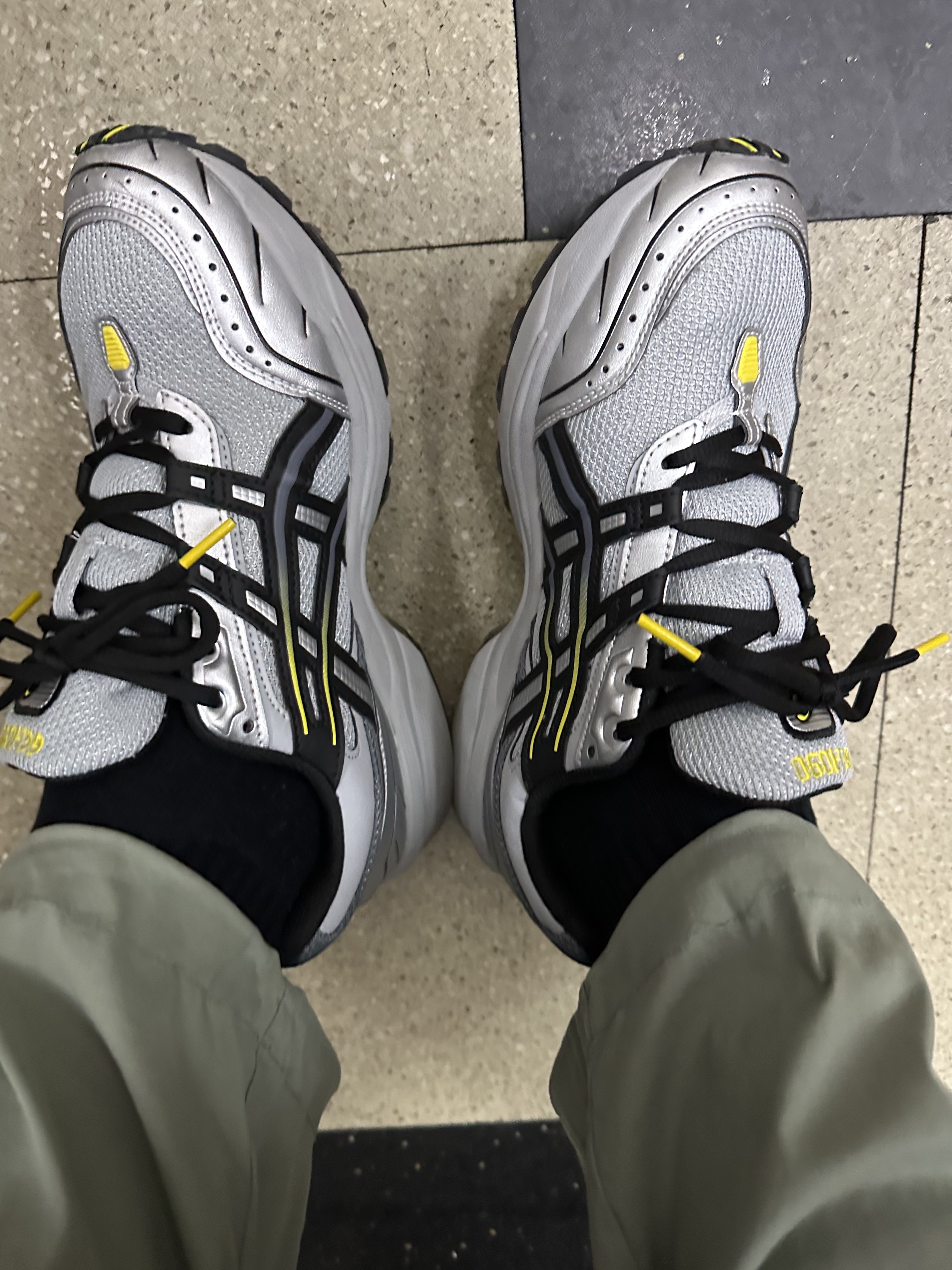 Asics Gel-1090 Mid Grey Black 착용 스타일