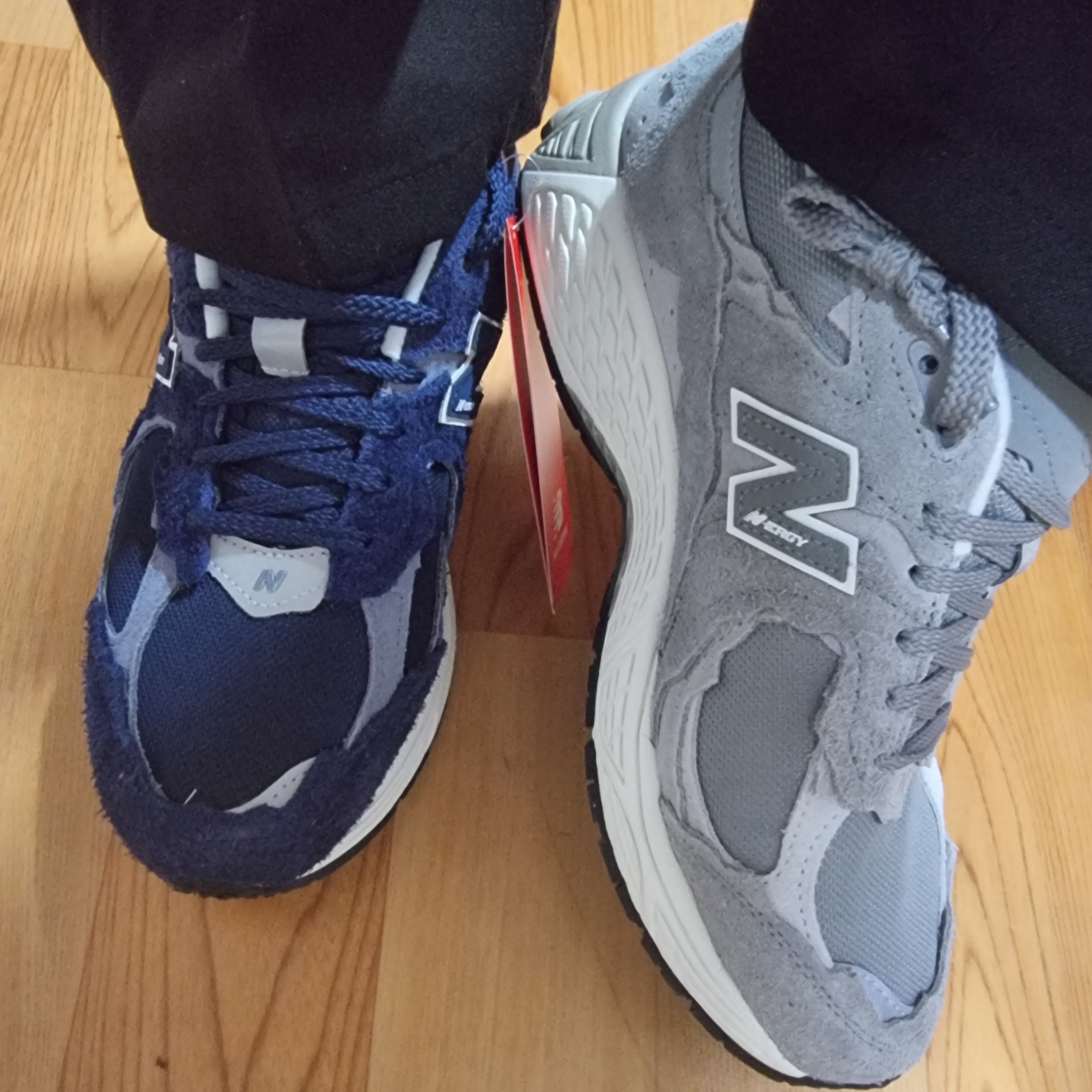 New Balance 2002R Protection Pack Navy, New Balance 2002R Protection Pack Grey 착용 스타일 - 2