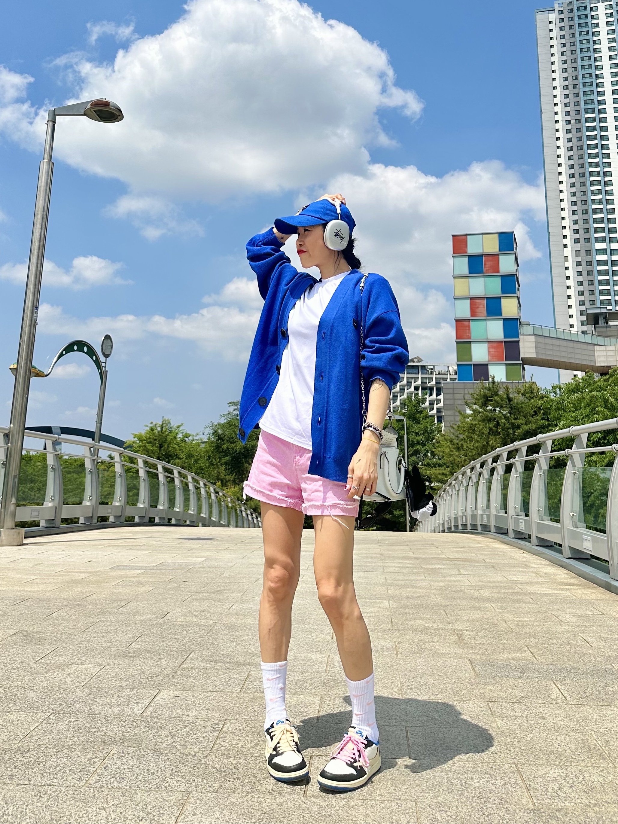 (키즈) 나이키 에브리데이 플러스 삭스 핑크 화이트 (6개입/국내 정식 발매 제품), 애플 에어팟 맥스 라이트닝 실버 (국내 정식 발매 제품) 착용 스타일 - 2