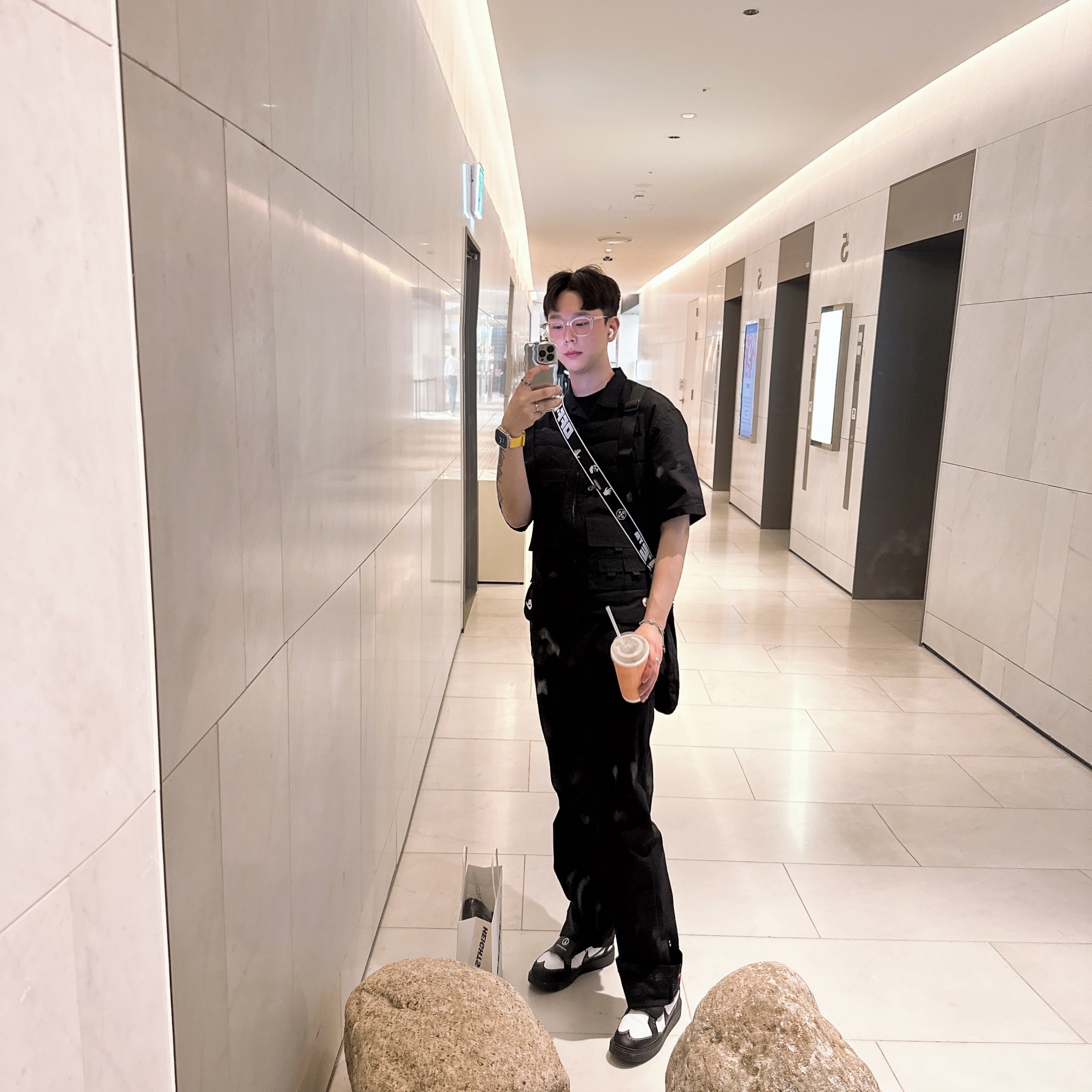 Nike x Peaceminusone 2+1 Jacket Black (DR0100-010), Off-White x Amore Pacific Protection Box (Without Cosmetics) 착용 스타일 - 2