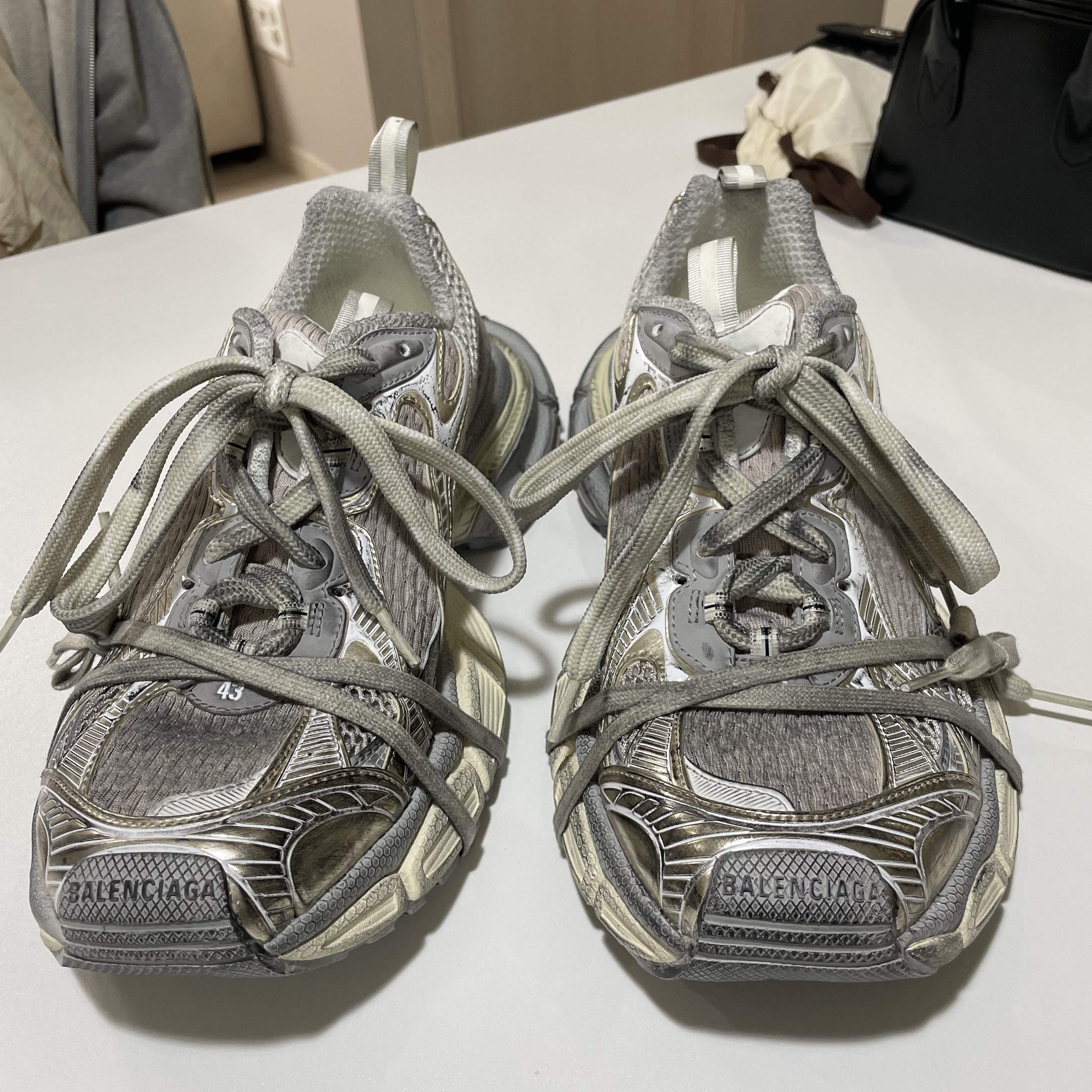 Balenciaga 3XL Sneakers Light Beige 착용 스타일