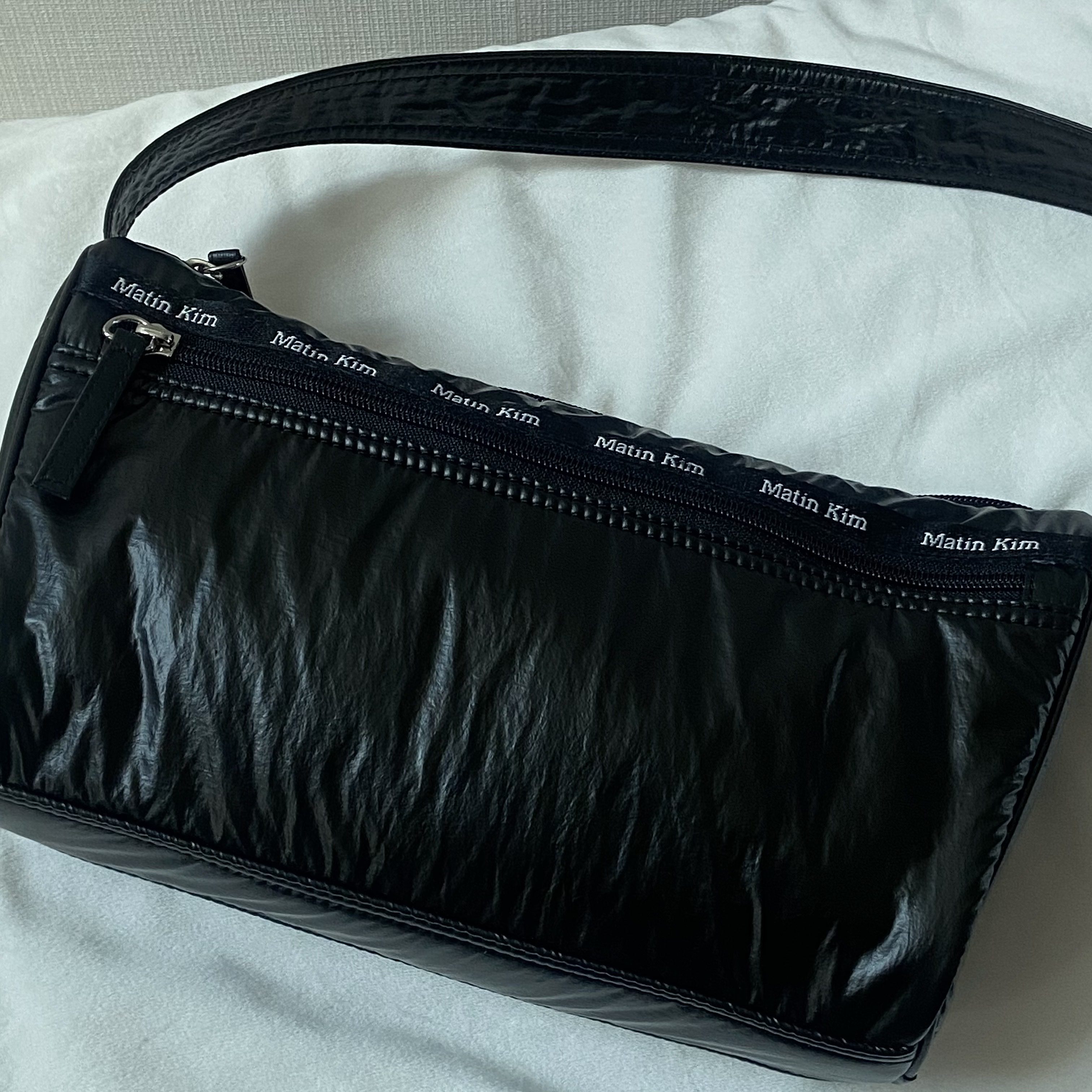 Matin Kim Glossy Tote Bag Black 착용 스타일 - 1