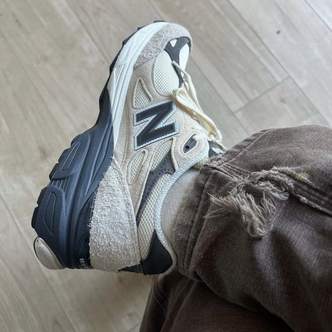 New Balance 990v3 Made in USA Moonbeam Macadamia Nut 착용 스타일