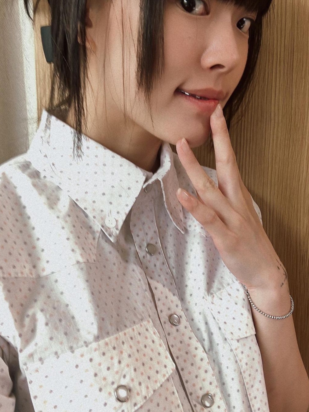 사파리스팟 우먼 1/2 굿 어디언스 티 스카이, 사파리스팟 우먼 1/2 웨스턴 도트 키 셔츠 블랙 착용 스타일 - 2