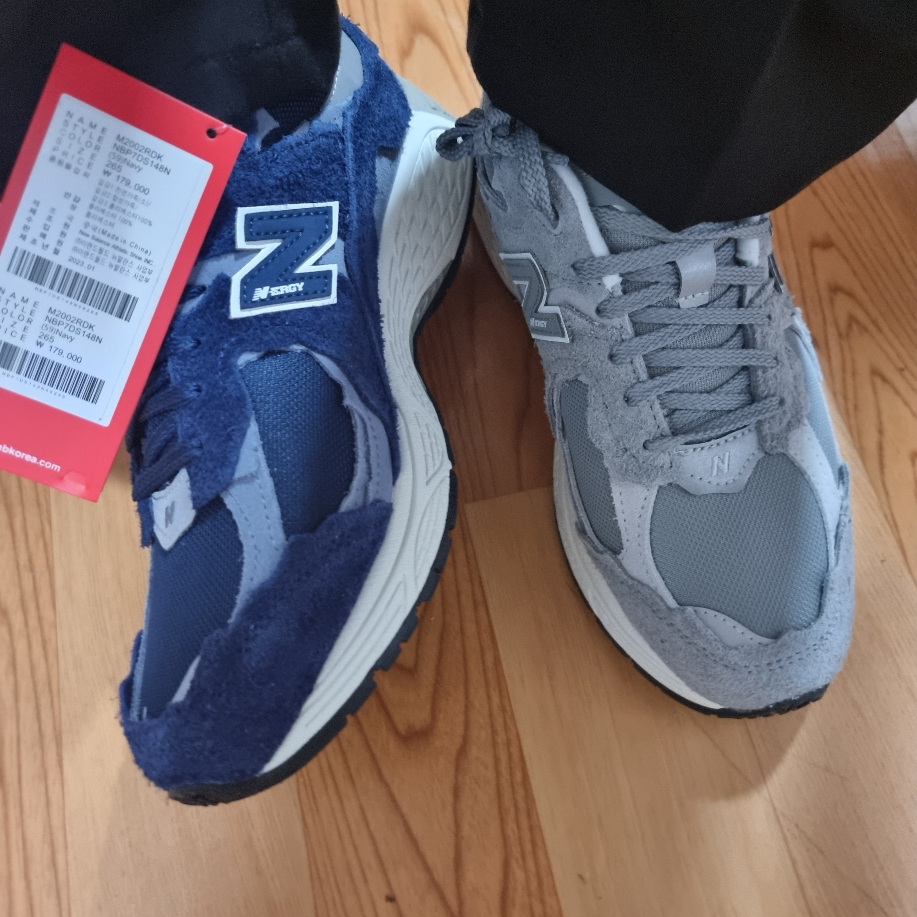 New Balance 2002R Protection Pack Navy, New Balance 2002R Protection Pack Grey 착용 스타일 - 3