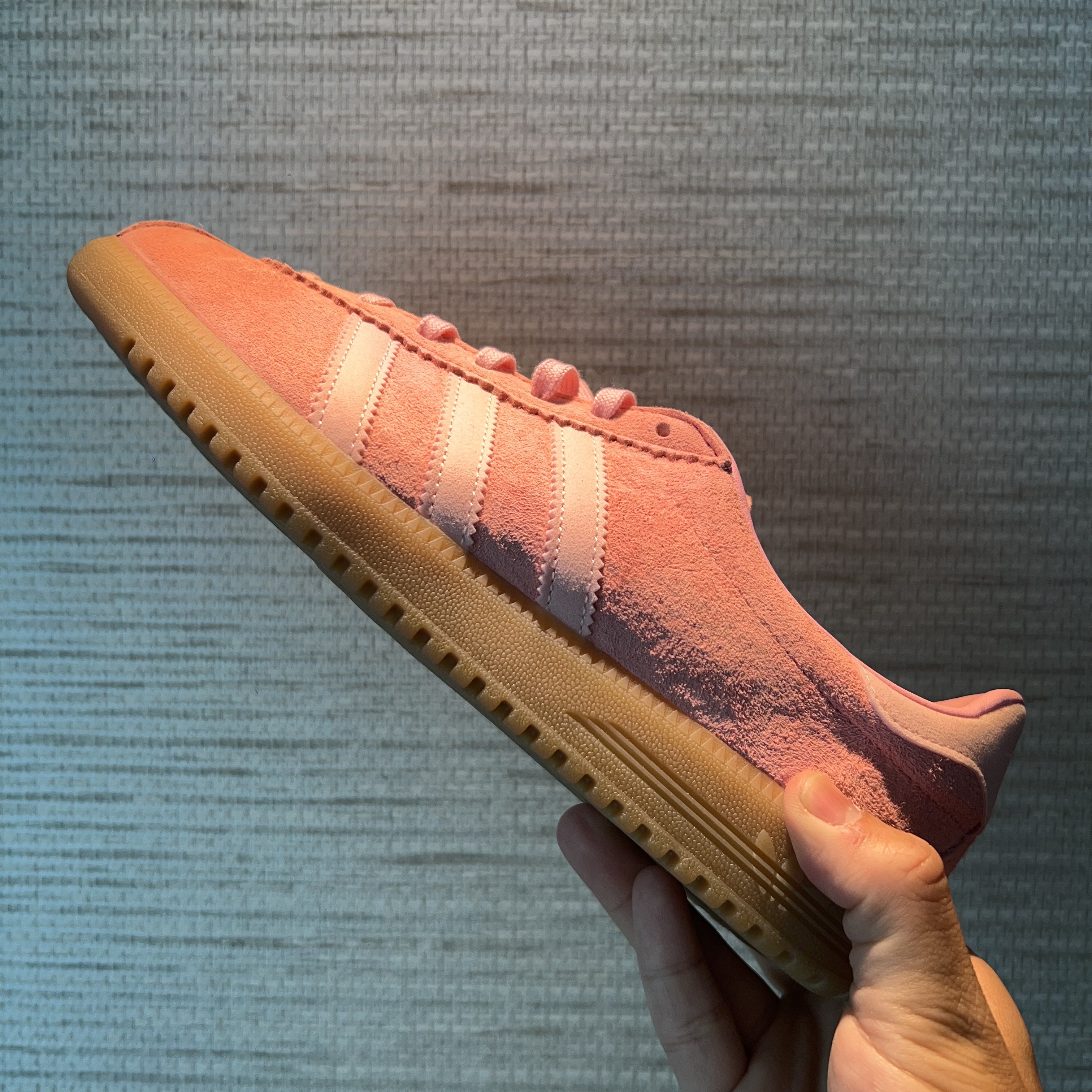 Adidas Bermuda Glow Pink 착용 스타일