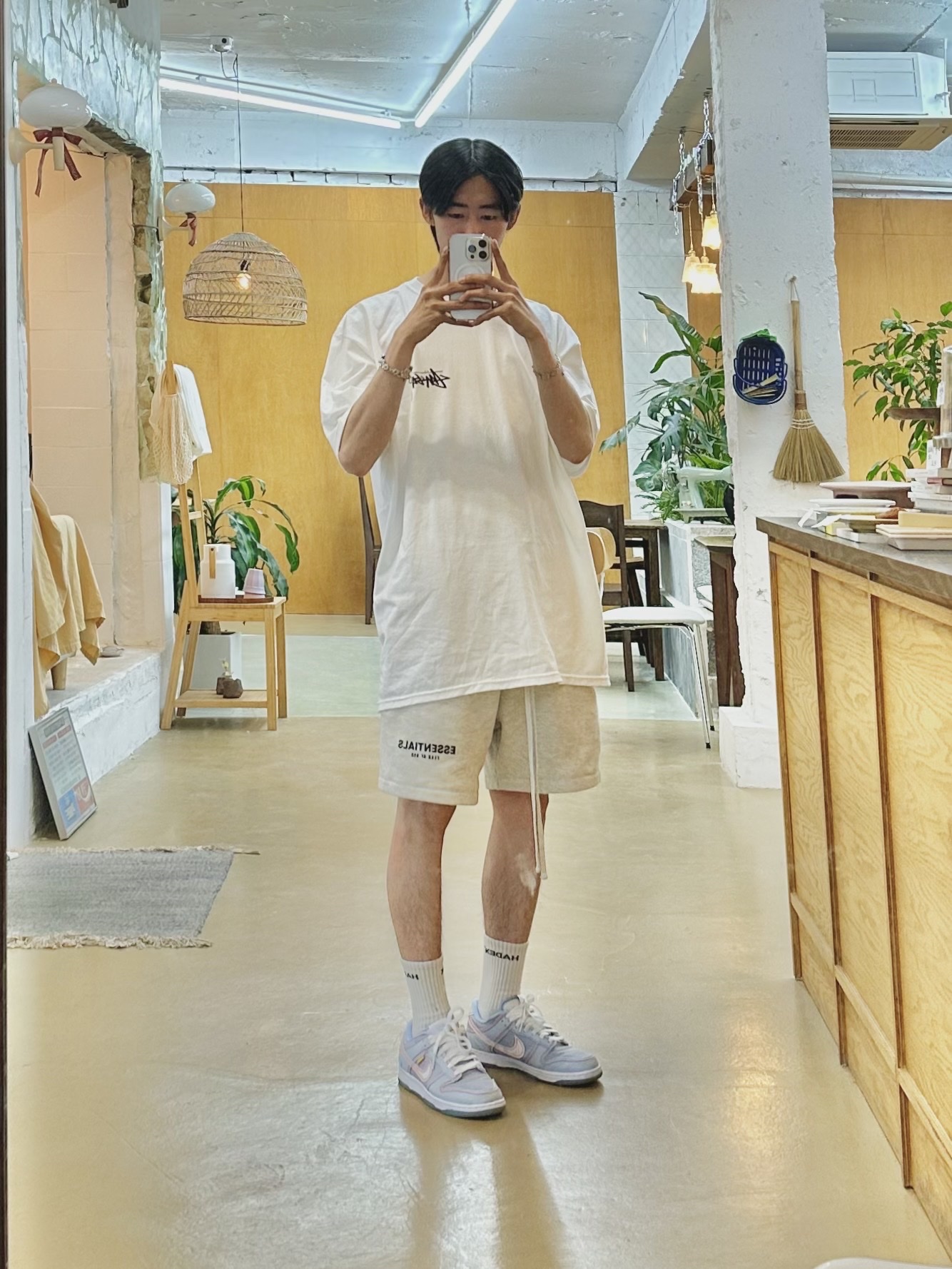 Stussy Fuzzy Dice T-Shirt White 착용 스타일 - 2