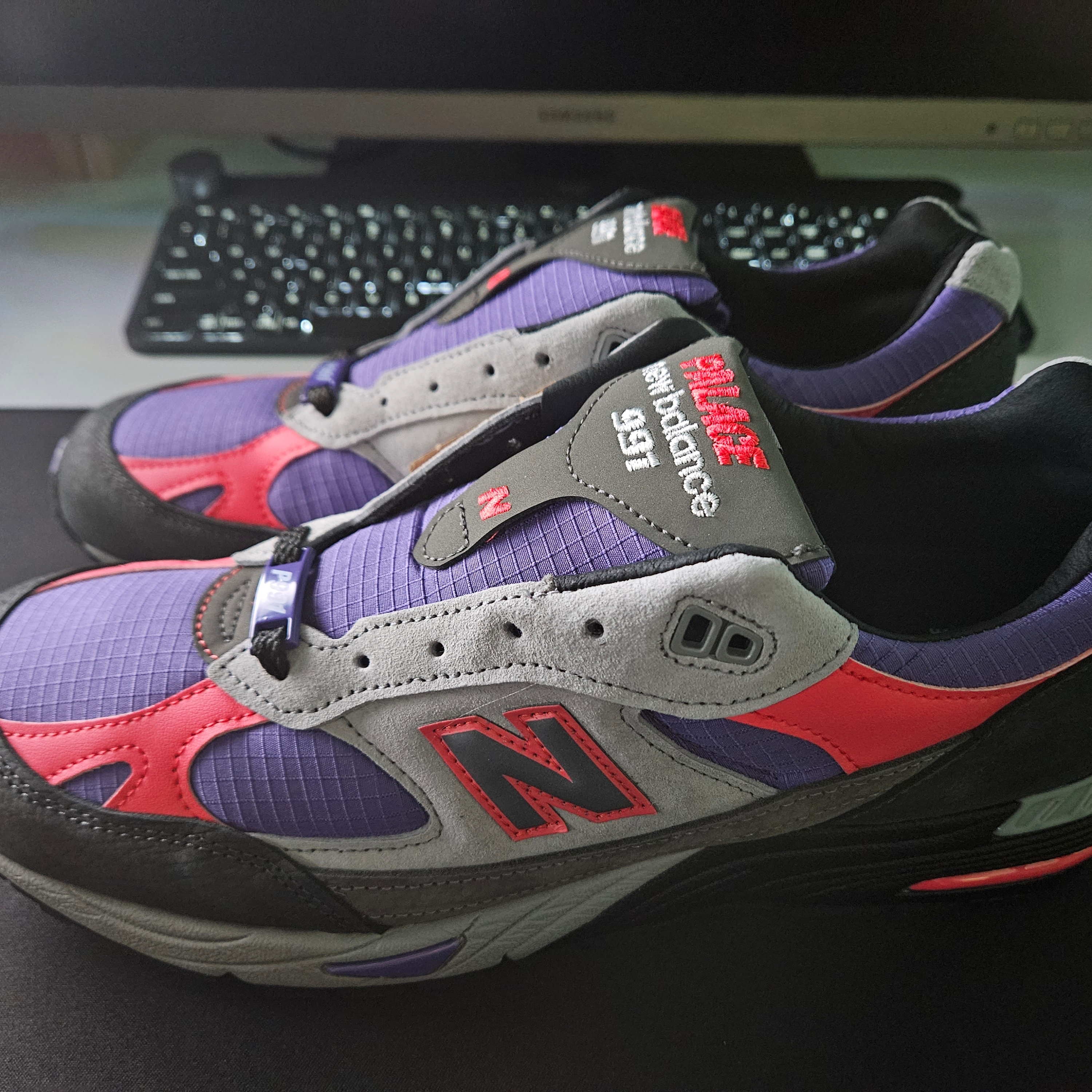 New Balance x Palace 991 Made in UK Black Ultra Violet 착용 스타일 - 1