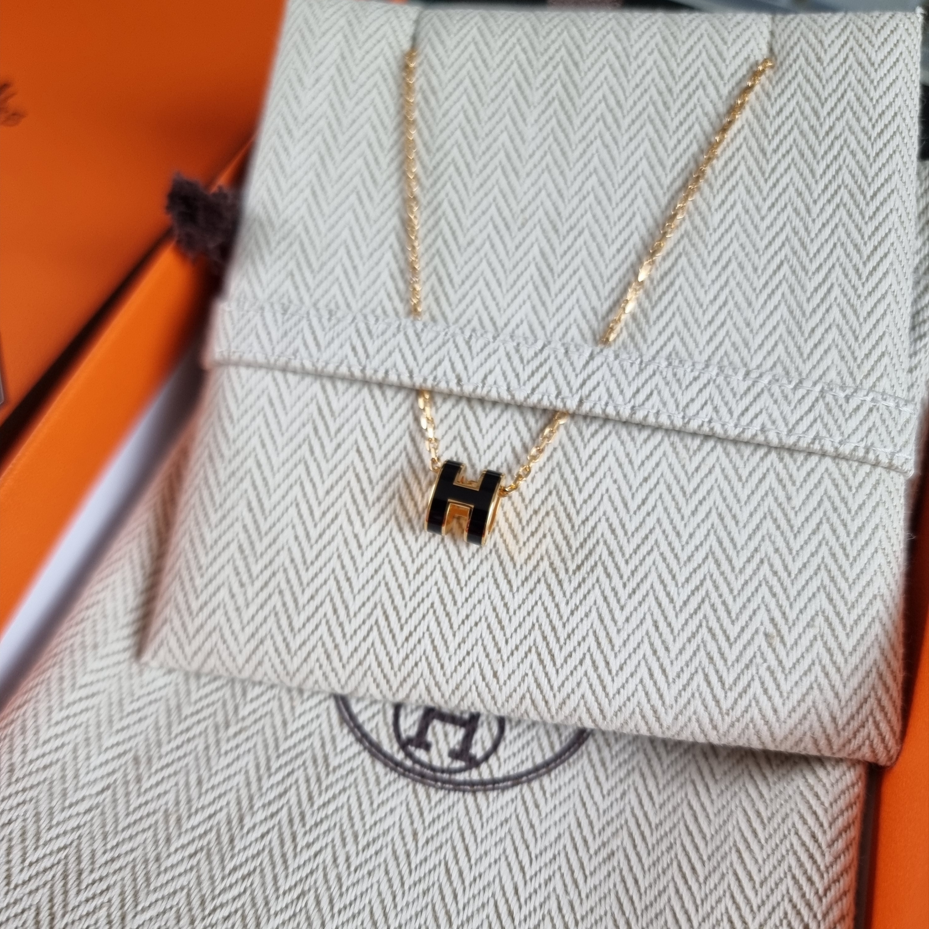(W) Hermes Mini Pop H Pendant Gold & Noir 착용 스타일 - 1