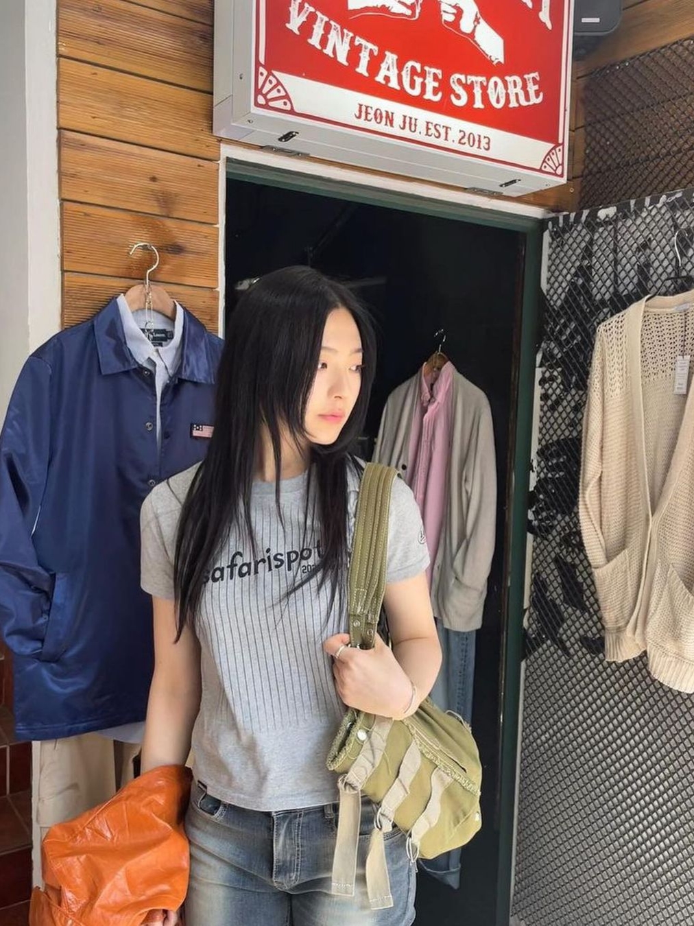 사파리스팟 우먼 1/2 사파리스포츠 매거진 티 그레이 착용 스타일 - 1
