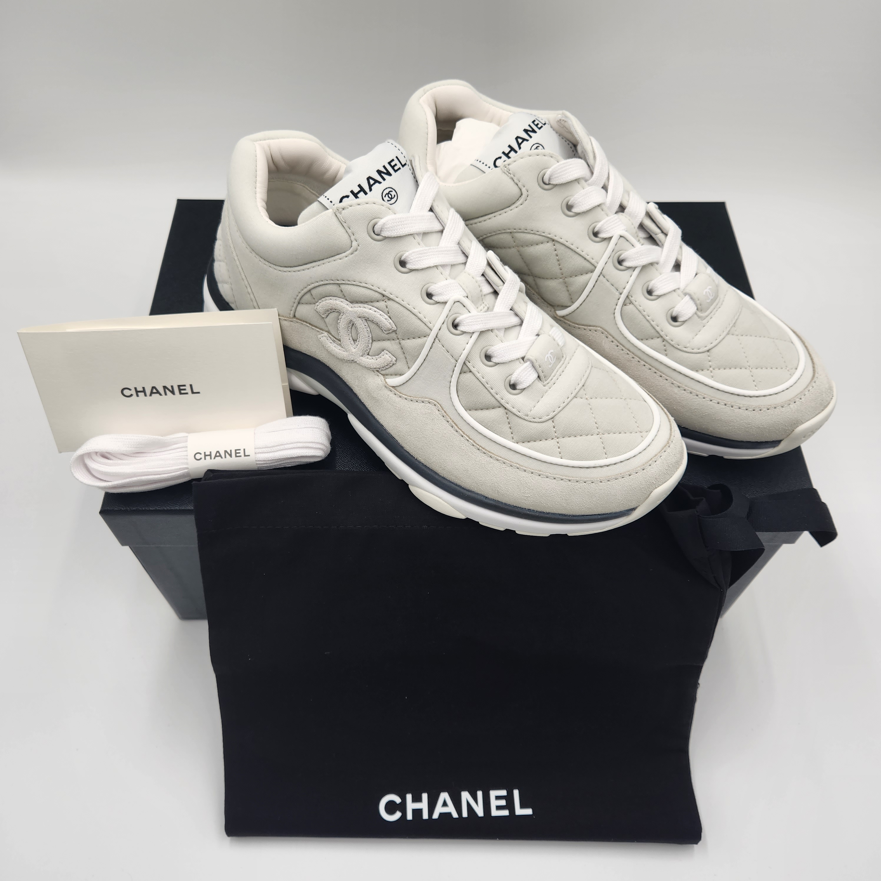 (W) Chanel Sneakers Fabric Suede Calfskin & Light Grey 착용 스타일 - 2