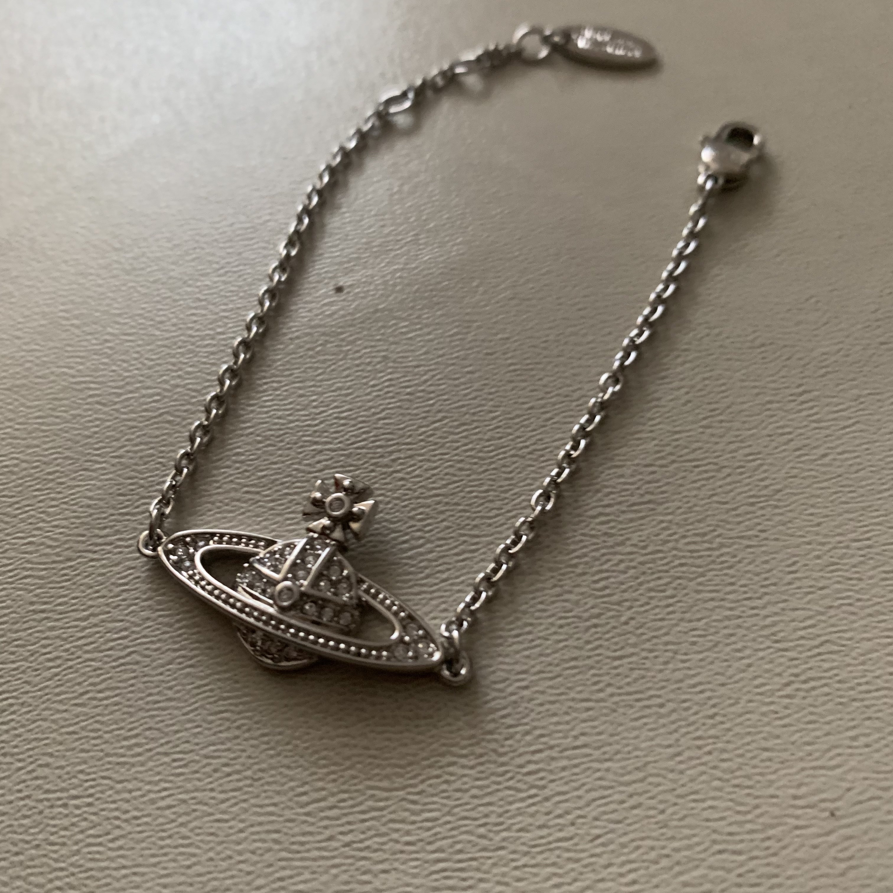 Vivienne Westwood Mini Bas Relief Chain Bracelet Silver, Vivienne Westwood Mayfair Bas Relief Bracelet Silver 착용 스타일 - 1